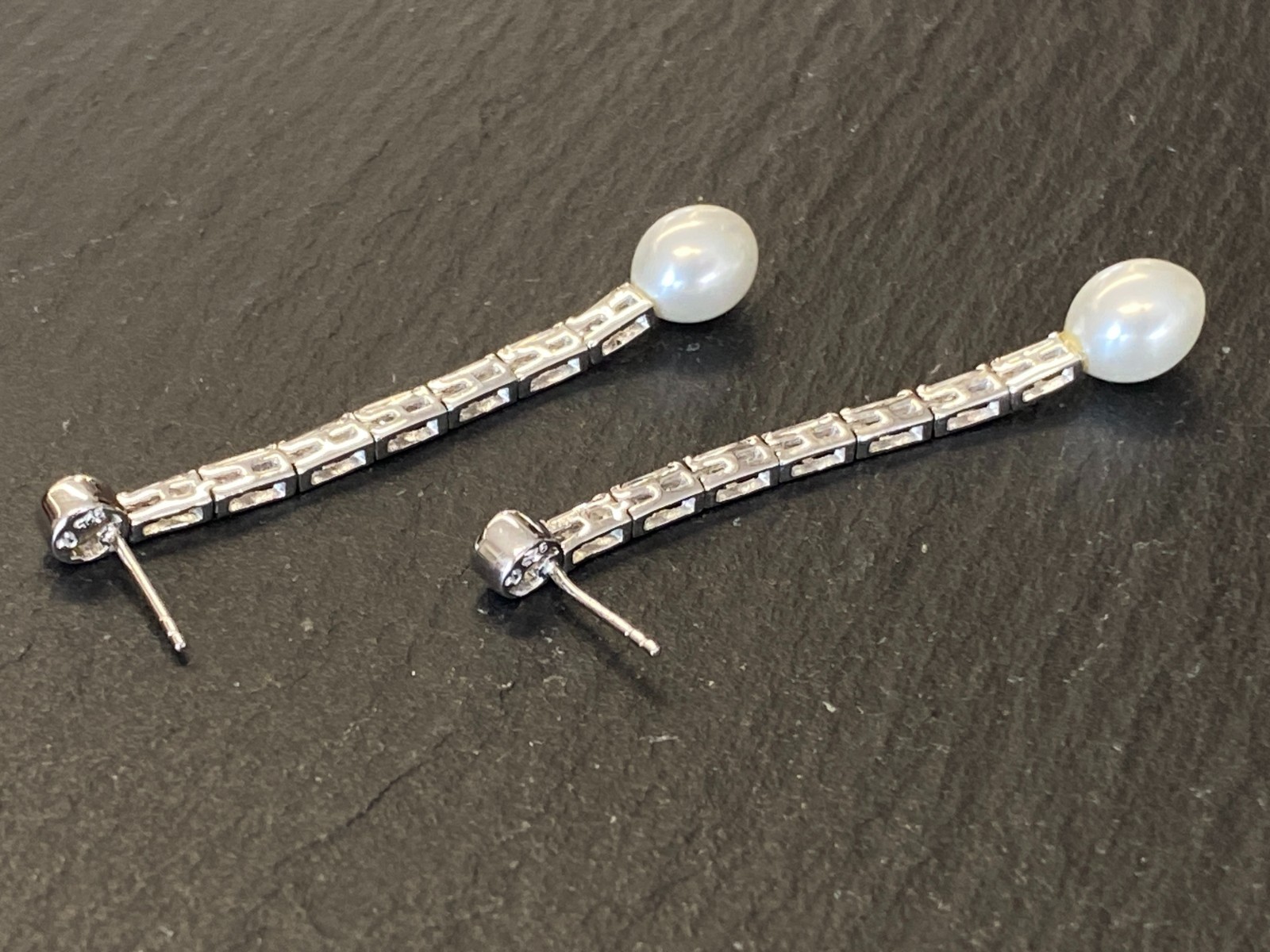 PAAR DEKORATIVE OHRHÄNGER AUS STERLING SILBER 925 MIT GLASSTEINEN UND KUNSTPERLE – Bild 14