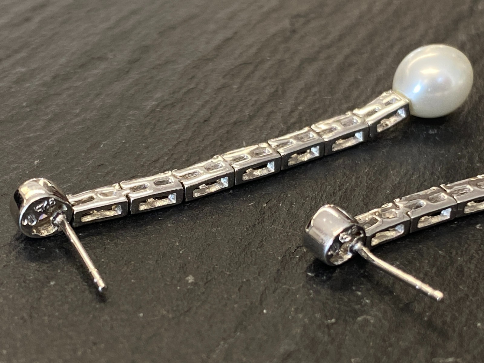 PAAR DEKORATIVE OHRHÄNGER AUS STERLING SILBER 925 MIT GLASSTEINEN UND KUNSTPERLE – Bild 15