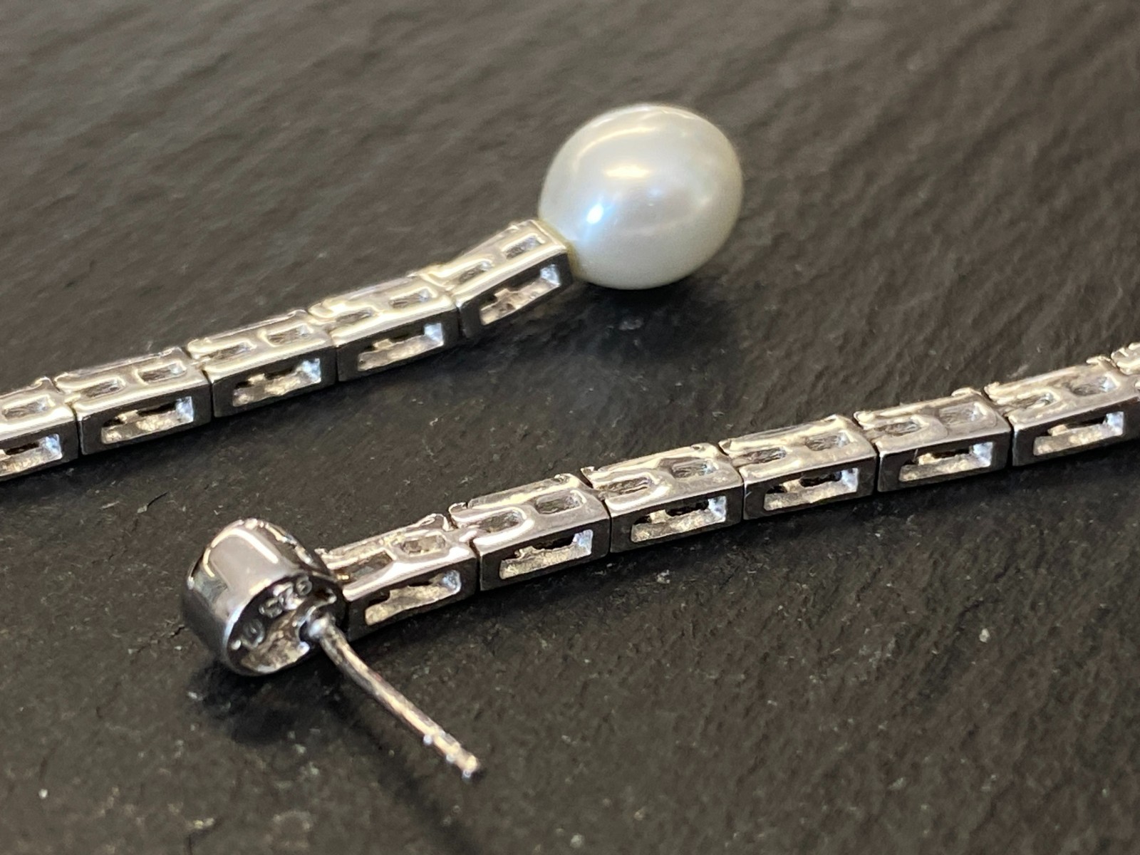 PAAR DEKORATIVE OHRHÄNGER AUS STERLING SILBER 925 MIT GLASSTEINEN UND KUNSTPERLE – Bild 16