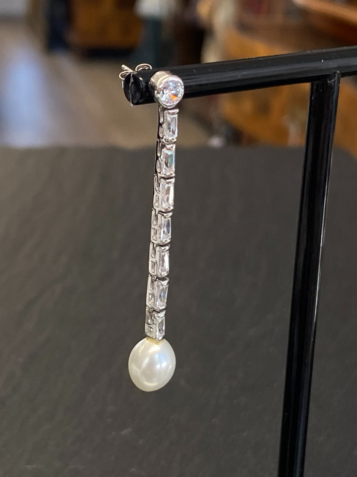PAAR DEKORATIVE OHRHÄNGER AUS STERLING SILBER 925 MIT GLASSTEINEN UND KUNSTPERLE – Bild 3