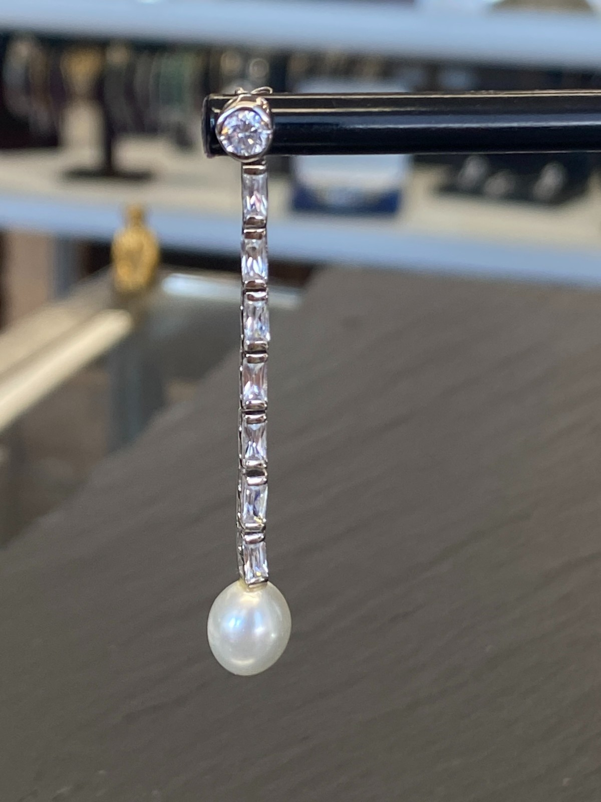 PAAR DEKORATIVE OHRHÄNGER AUS STERLING SILBER 925 MIT GLASSTEINEN UND KUNSTPERLE – Bild 4