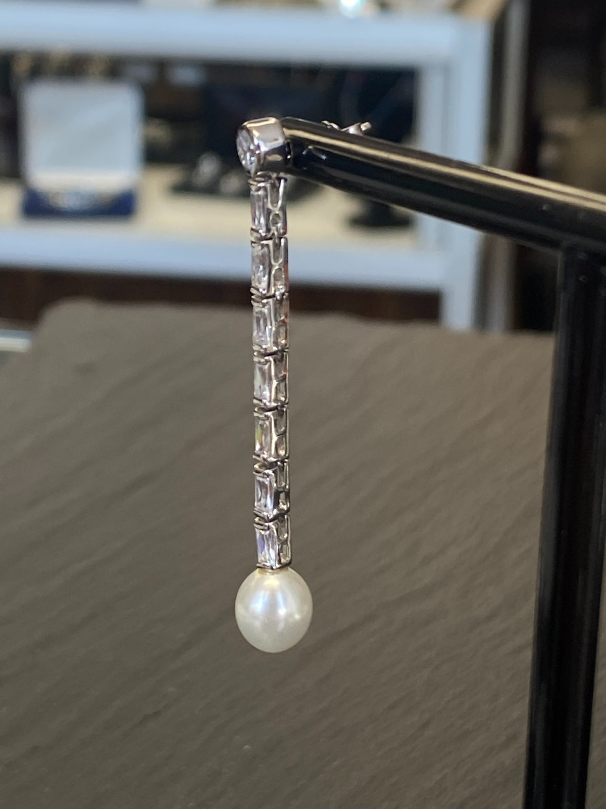 PAAR DEKORATIVE OHRHÄNGER AUS STERLING SILBER 925 MIT GLASSTEINEN UND KUNSTPERLE – Bild 5