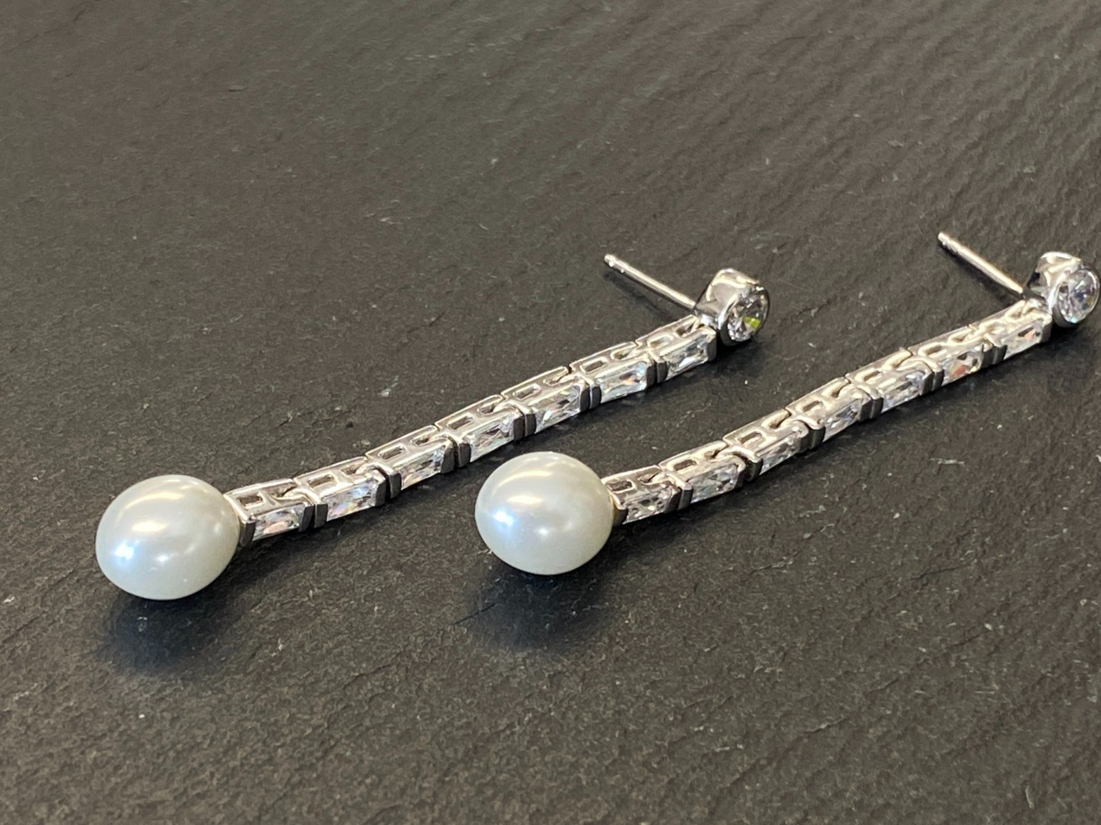PAAR DEKORATIVE OHRHÄNGER AUS STERLING SILBER 925 MIT GLASSTEINEN UND KUNSTPERLE – Bild 10