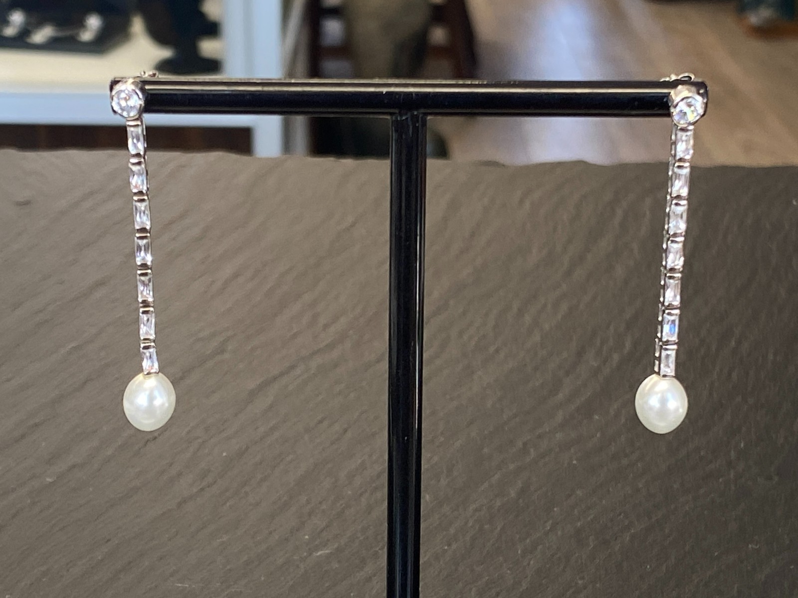PAAR DEKORATIVE OHRHÄNGER AUS STERLING SILBER 925 MIT GLASSTEINEN UND KUNSTPERLE