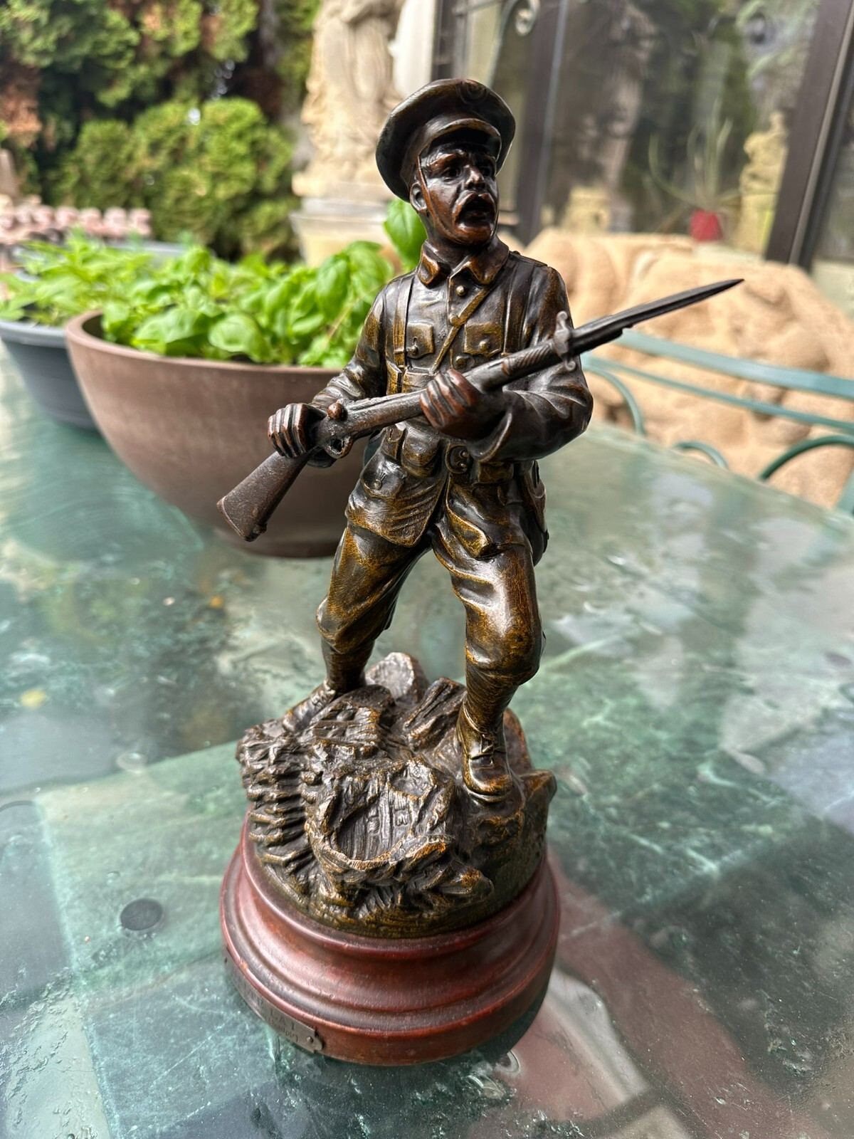 ANTIKE SKULPTUR AUS REGÜL GUSS UM 1900 SOLDAT MIT GEWEHR