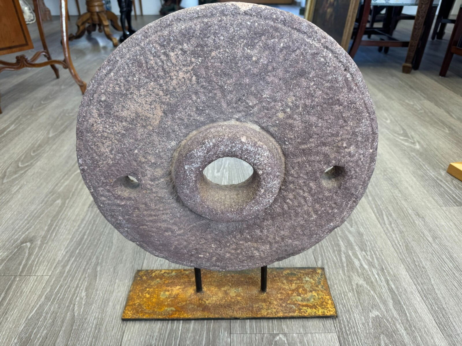 ANTIKER 44cm MAHLSTEIN AUS GRANIT WOHL CHINA AUF EISEN PODEST MONTIERT