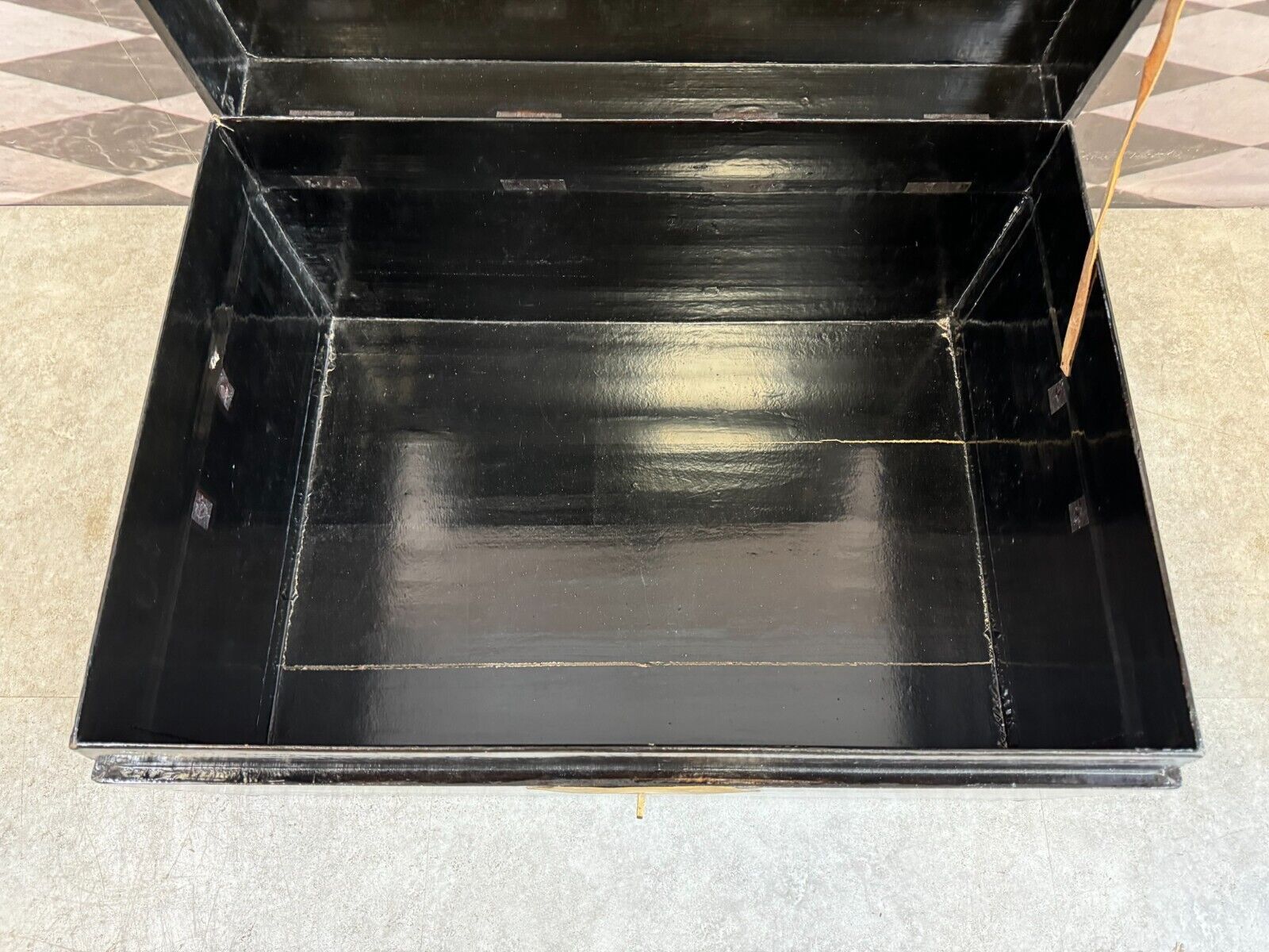 CHINA TRUHE REISETRUHE HOLZ SCHWARZ LACKIERT MESSING BESCHLÄGE – Bild 11