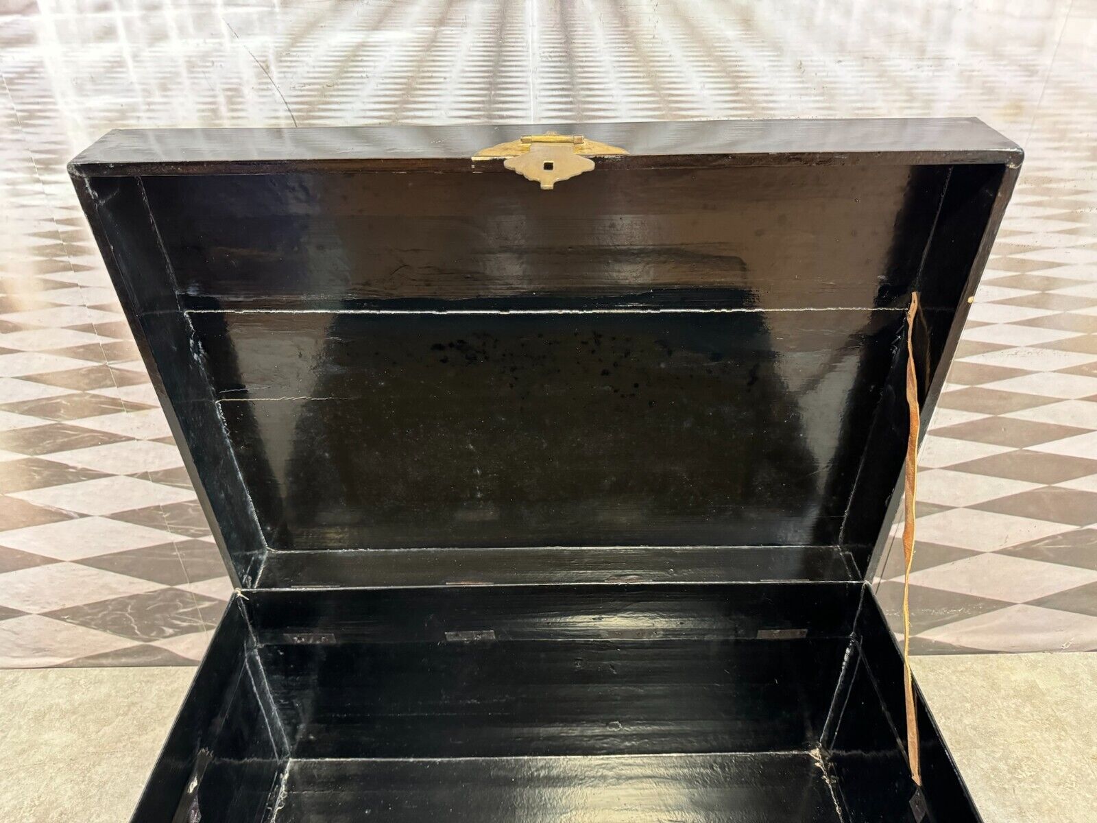 CHINA TRUHE REISETRUHE HOLZ SCHWARZ LACKIERT MESSING BESCHLÄGE – Bild 12