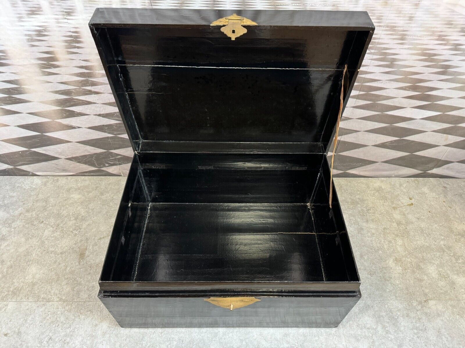 CHINA TRUHE REISETRUHE HOLZ SCHWARZ LACKIERT MESSING BESCHLÄGE – Bild 10