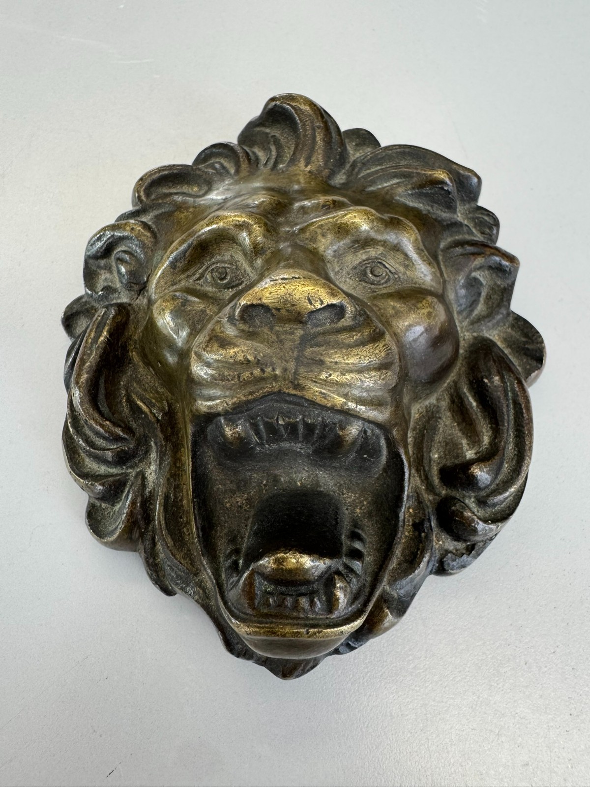 ANTIKE TÜRAPPLIKE LÖWENKOPF AUS MESSING UM 1880 TÜRKLOPFER