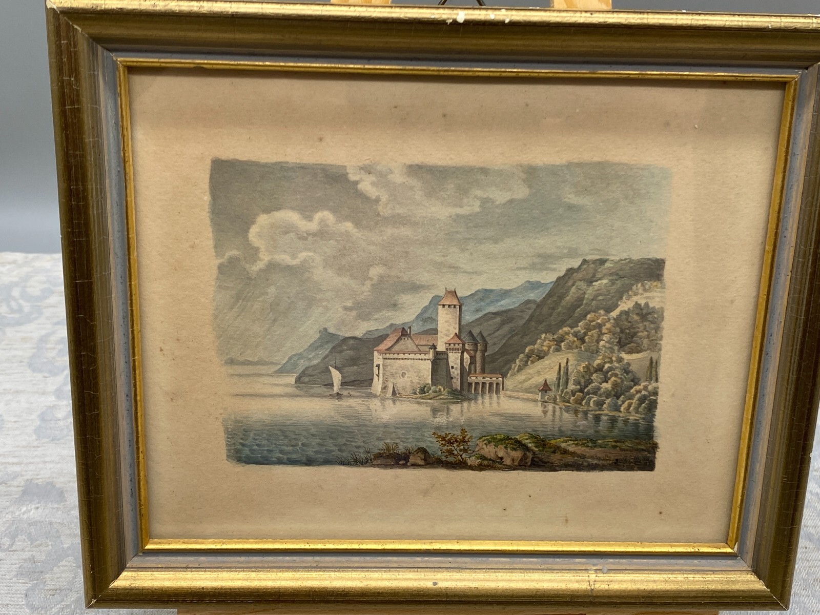 ANTIKES AQUARELL 19 TES SCHLOSS AM SEE VOR BERGKULISSE BEZEICHNET LOEFFELHOLZ – Bild 3