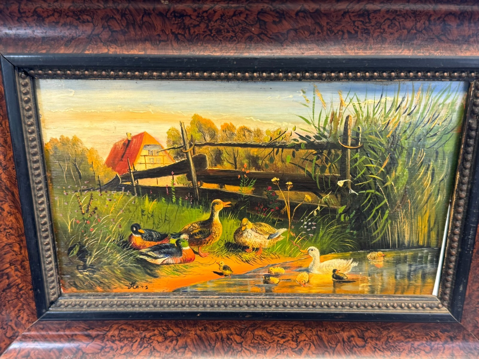 KLEINES ÖLGEMÄLDE IN PRUNKRAHMEN FEDERVIEH AM FLUSS SIGNIERT HANS