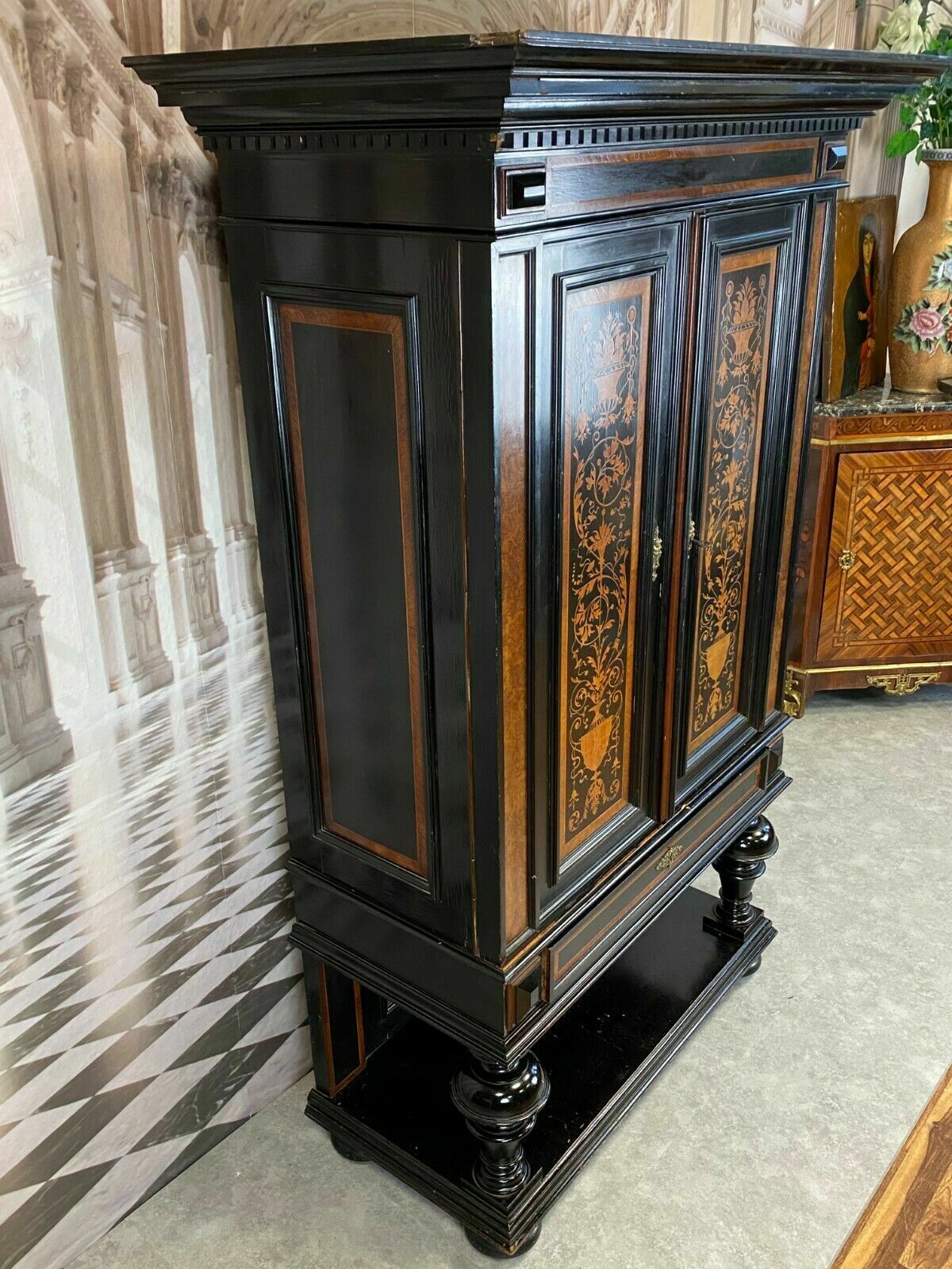 PRUNKVERTIKO VERTIKO HISTORISMUS  ANTIK UM 1880 EBONISIERT MIT INTARSIEN – Bild 3