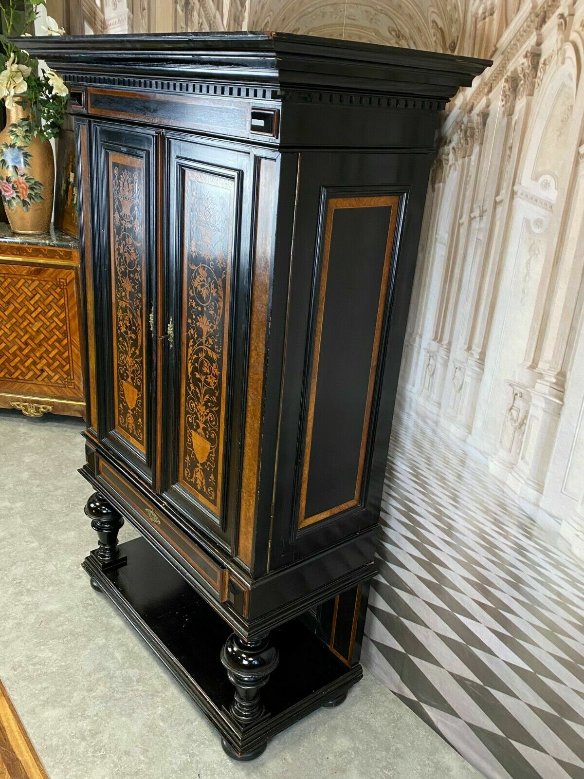 PRUNKVERTIKO VERTIKO HISTORISMUS  ANTIK UM 1880 EBONISIERT MIT INTARSIEN – Bild 5
