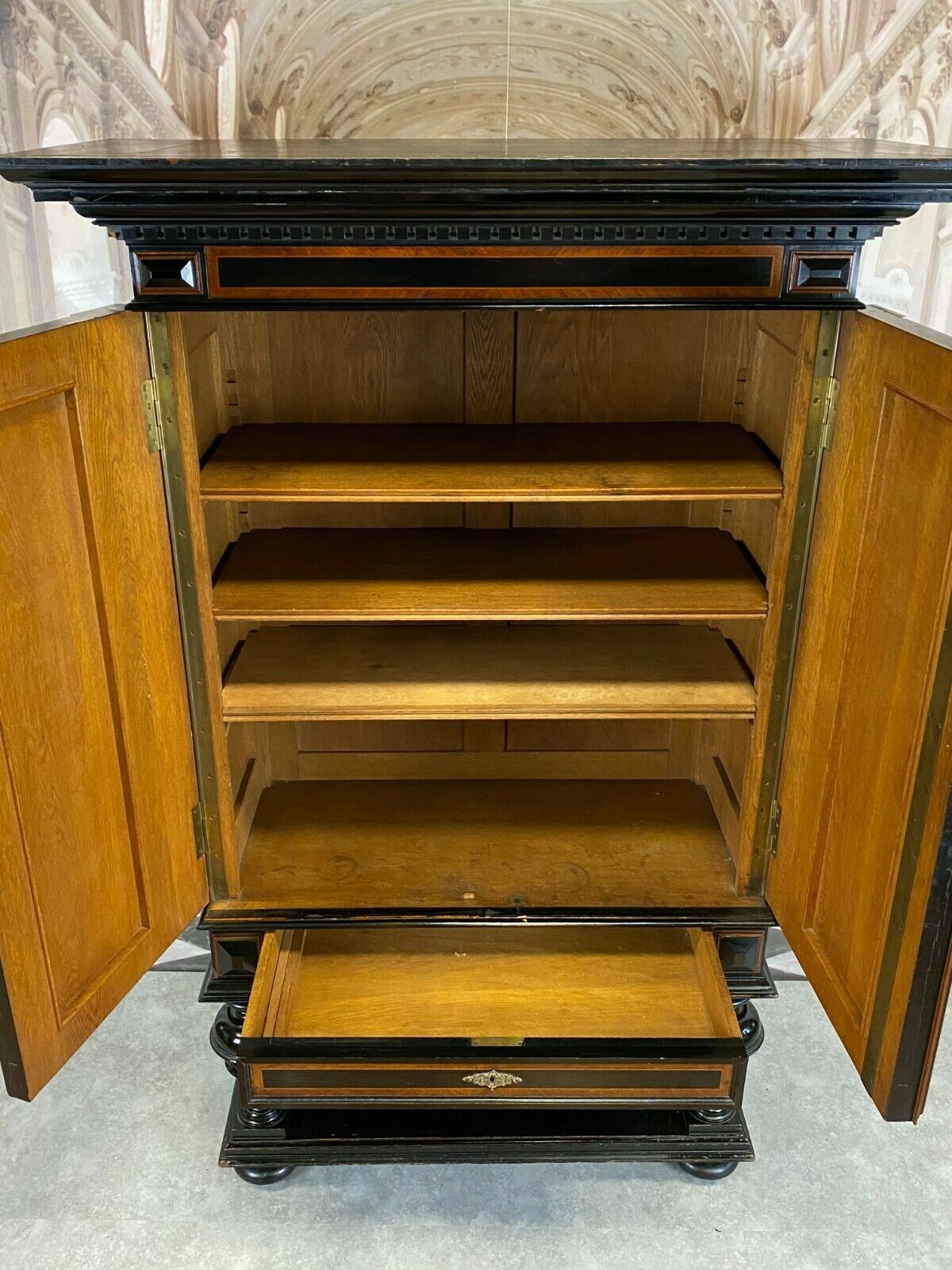 PRUNKVERTIKO VERTIKO HISTORISMUS  ANTIK UM 1880 EBONISIERT MIT INTARSIEN – Bild 9