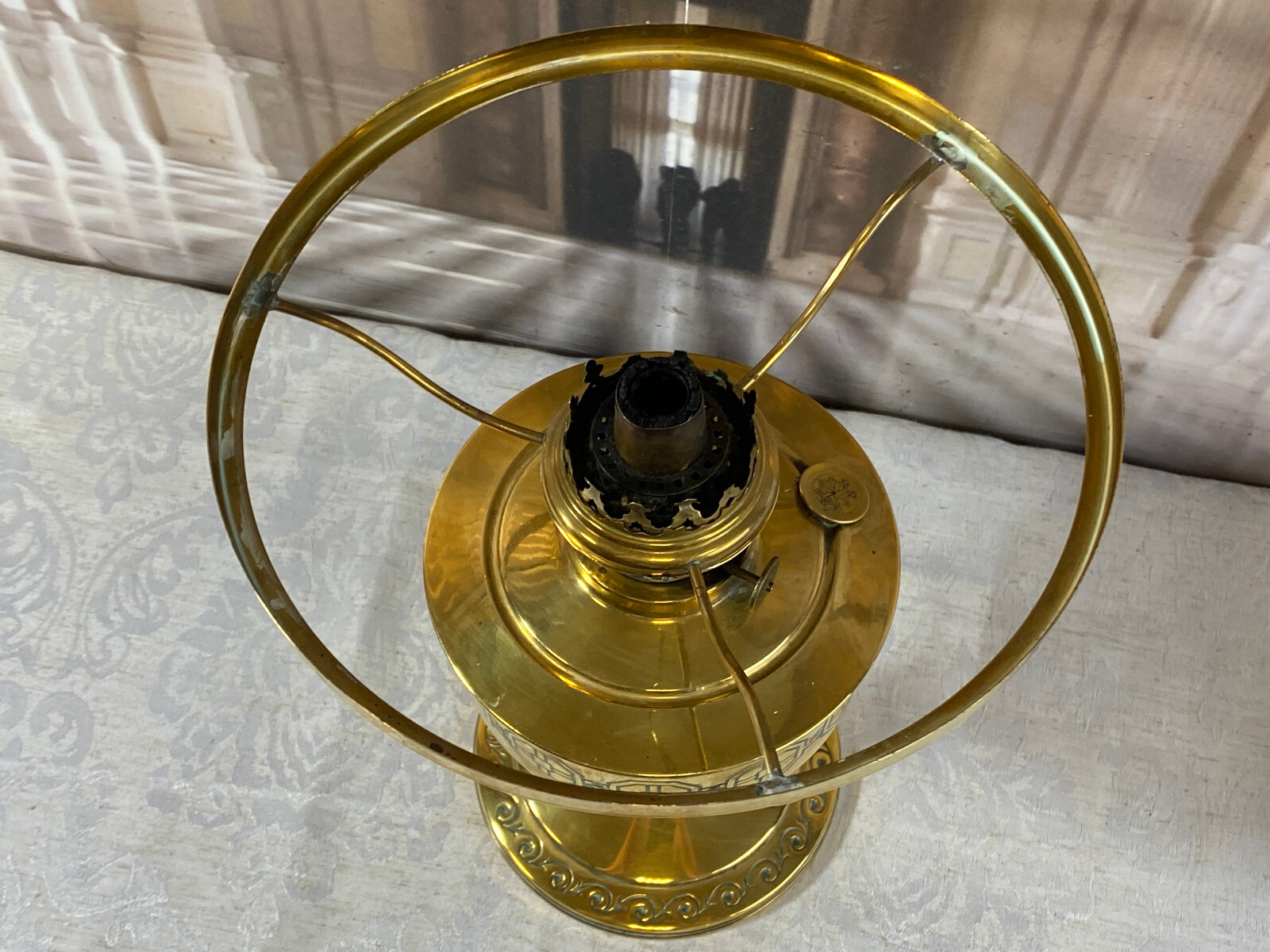 Antike Öllampe mit Fuß aus Kupfer und Glasschirm – Bild 11