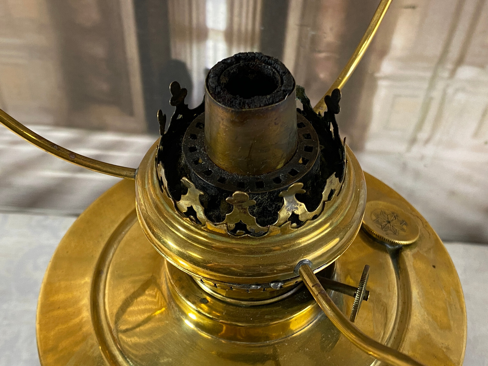 Antike Öllampe mit Fuß aus Kupfer und Glasschirm – Bild 12