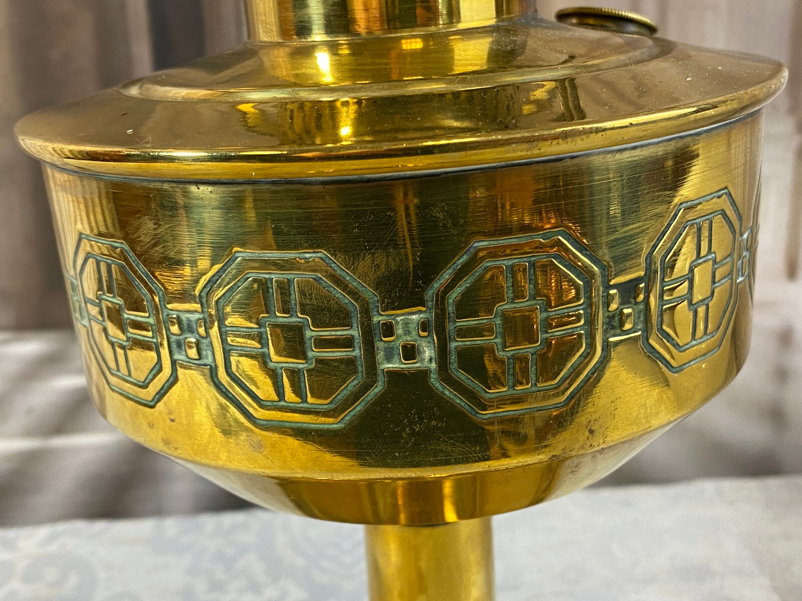 Antike Öllampe mit Fuß aus Kupfer und Glasschirm – Bild 15