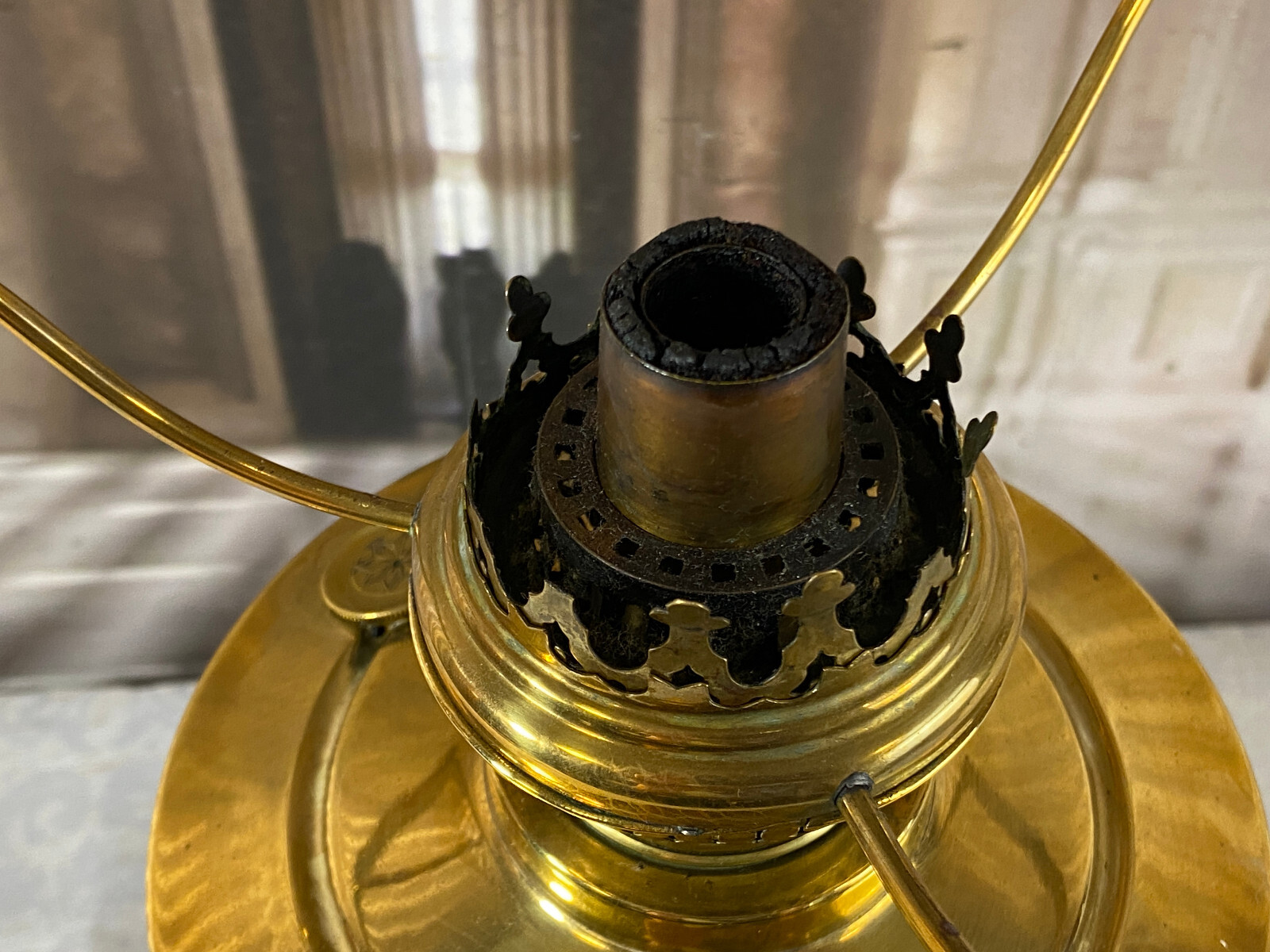 Antike Öllampe mit Fuß aus Kupfer und Glasschirm – Bild 16
