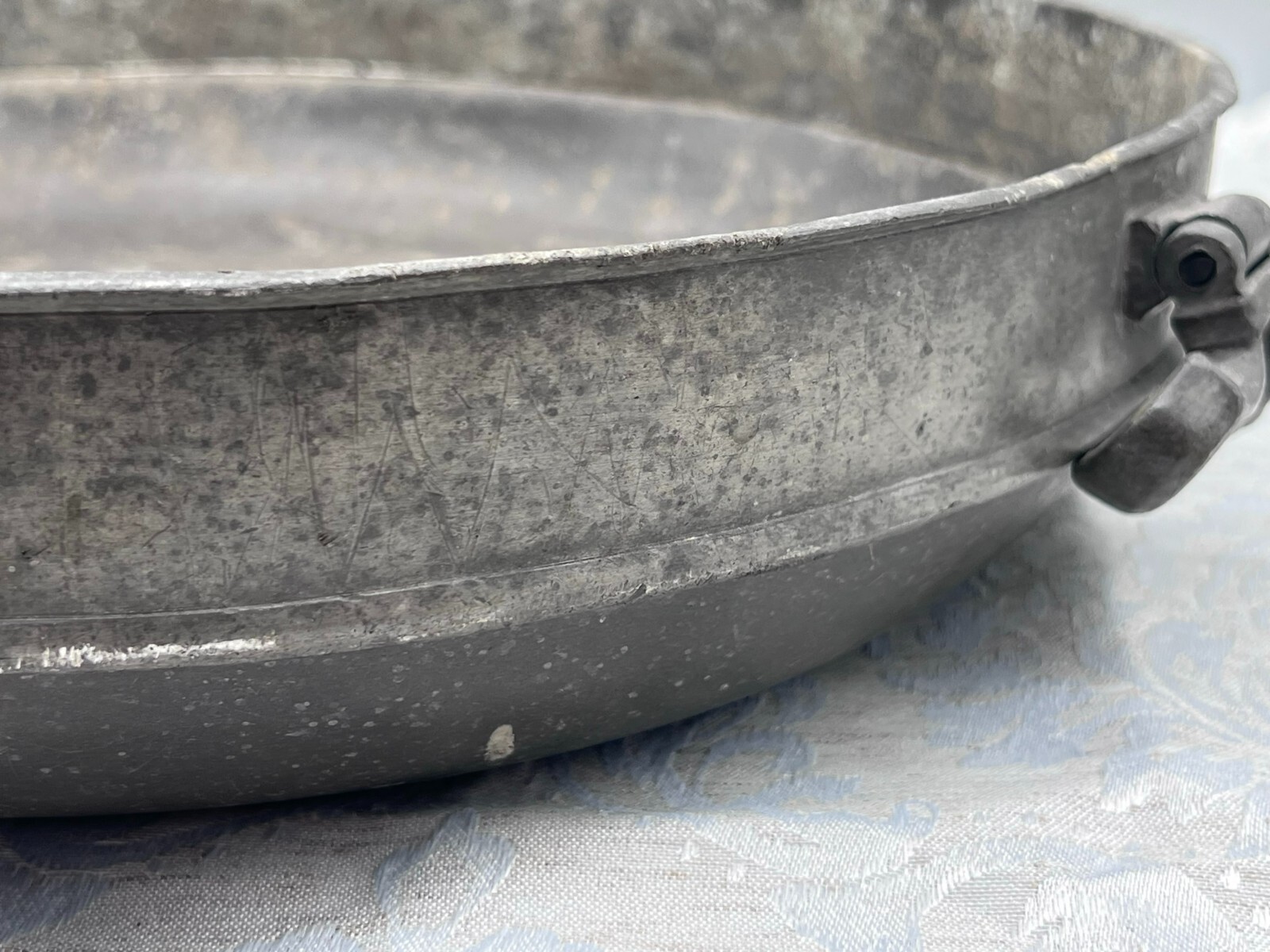 SEHR GROSSE ANTIKE SCHALE AUS ZINN 37cm 2,6kg – Bild 15