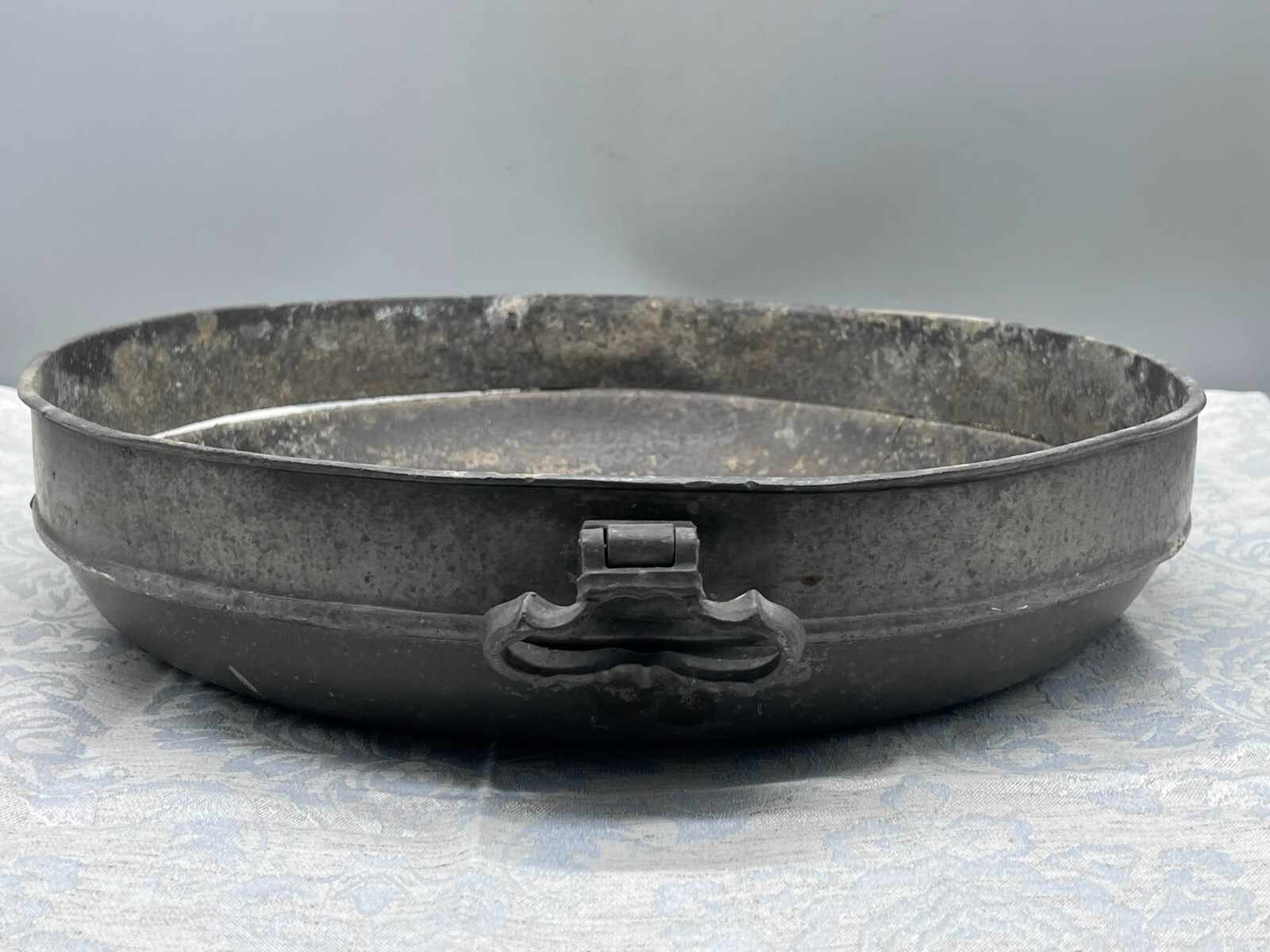 SEHR GROSSE ANTIKE SCHALE AUS ZINN 37cm 2,6kg – Bild 4