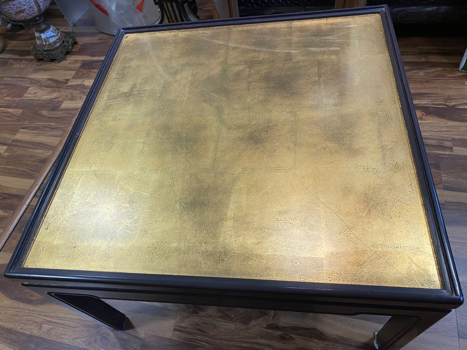 CHINA BEISTELLTISCH AUS HOLZ LACKOBERFLÄCHE UND BLATTGOLD VERGOLDUNG – Bild 3