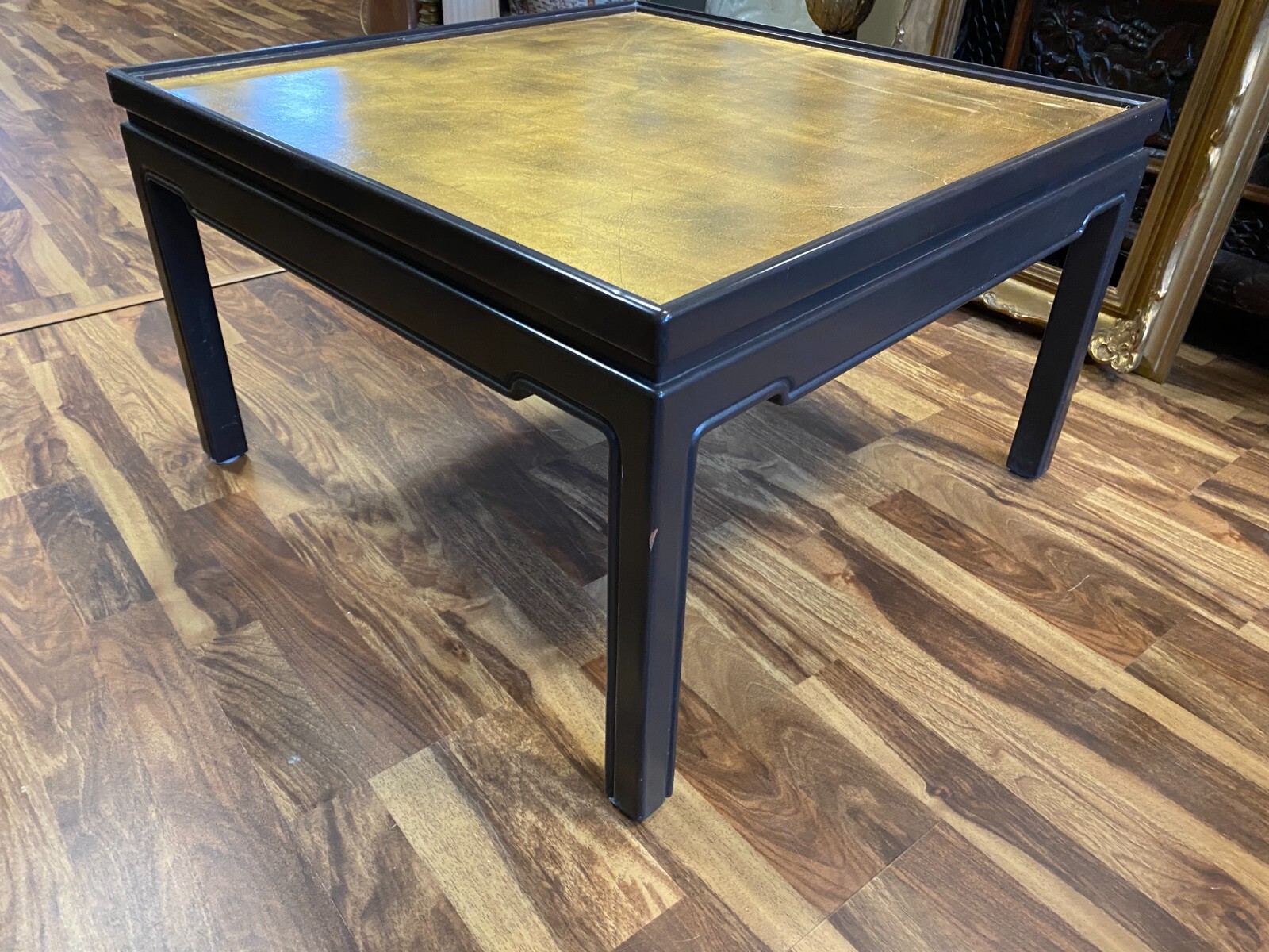 CHINA BEISTELLTISCH AUS HOLZ LACKOBERFLÄCHE UND BLATTGOLD VERGOLDUNG