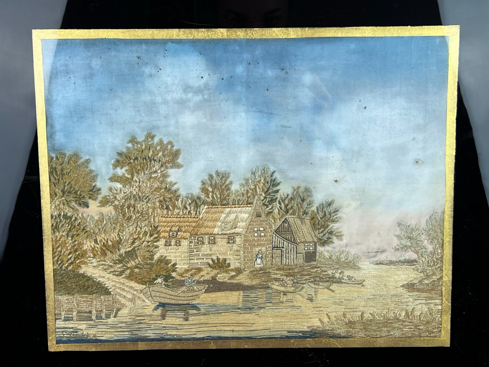 ANTIKES STICKBILD UM 1800 SEIDE HAUS AM FLUSS MIT PERSONEN – Bild 3