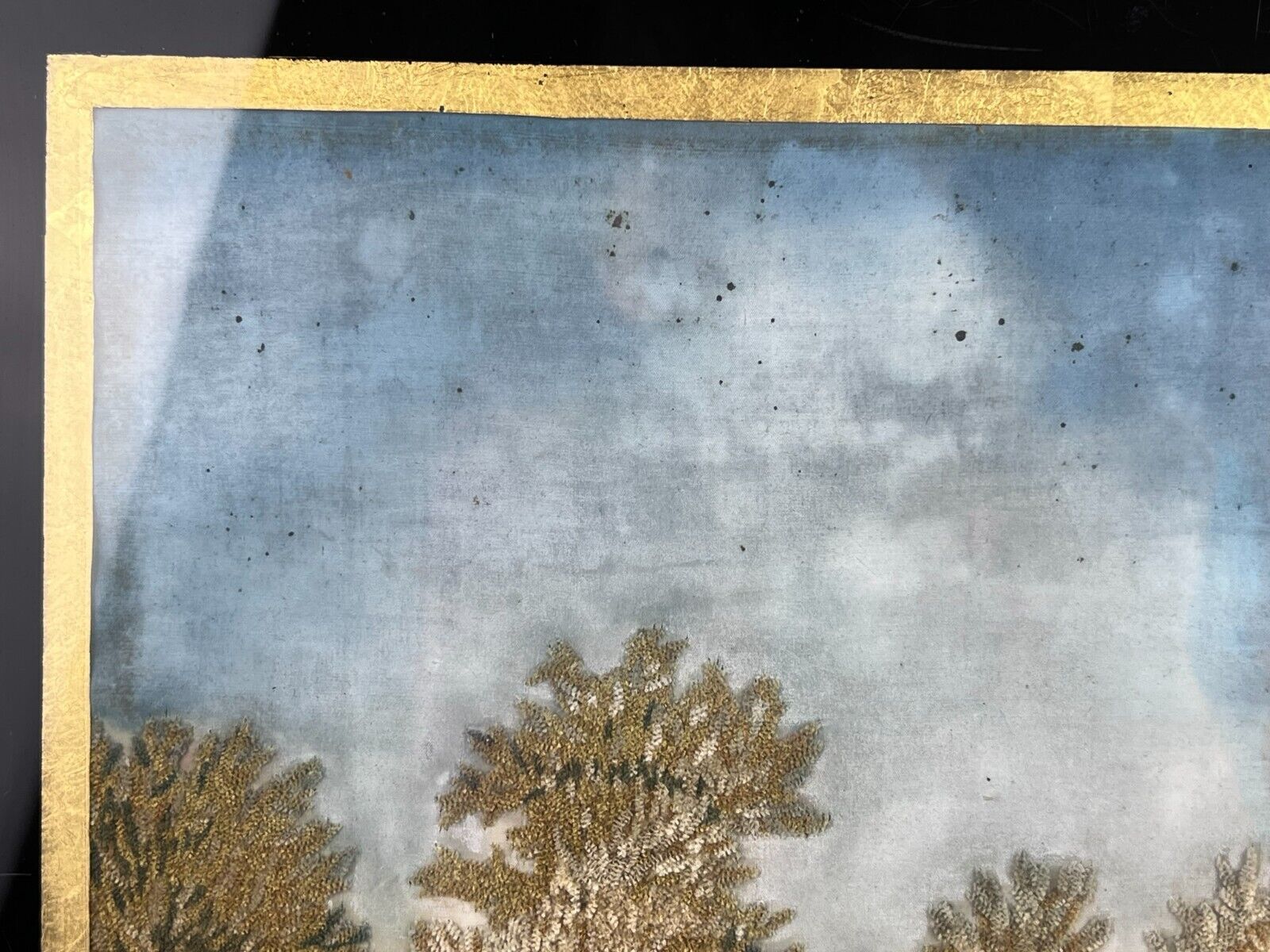 ANTIKES STICKBILD UM 1800 SEIDE HAUS AM FLUSS MIT PERSONEN – Bild 5