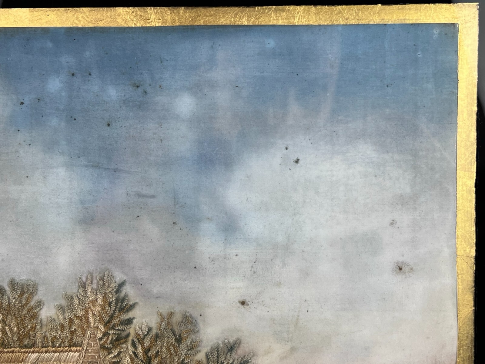 ANTIKES STICKBILD UM 1800 SEIDE HAUS AM FLUSS MIT PERSONEN – Bild 6