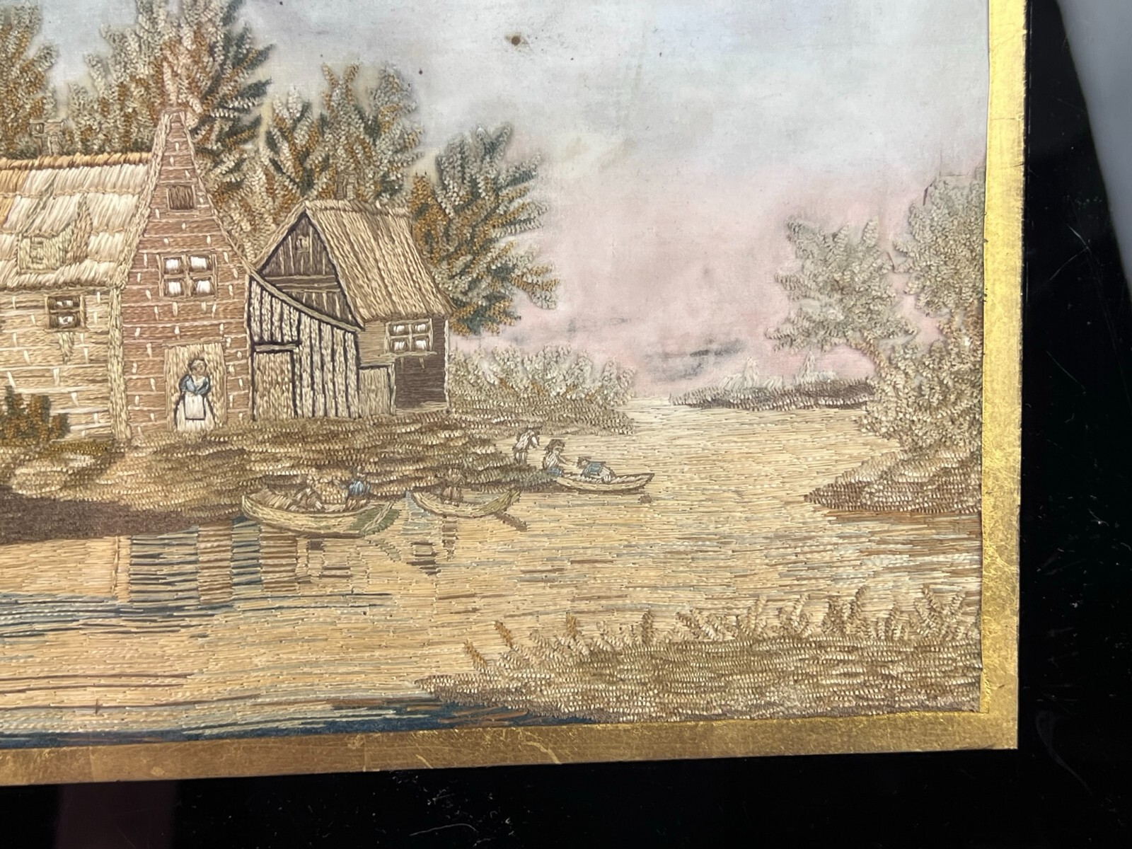 ANTIKES STICKBILD UM 1800 SEIDE HAUS AM FLUSS MIT PERSONEN – Bild 7