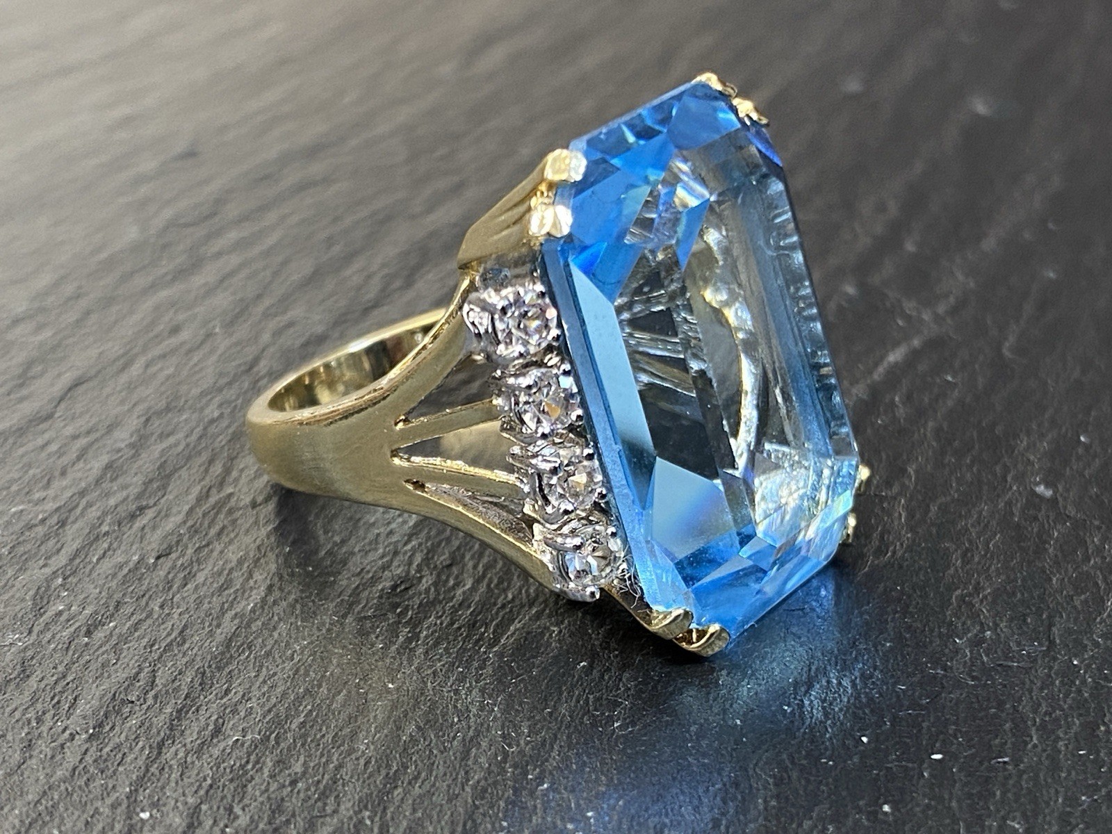 AUFFÄLLIGER RING GLASSTEIN GLAS AQUAMARIN FARBE GRÖSSE 54 METALL VERGOLDET – Bild 6