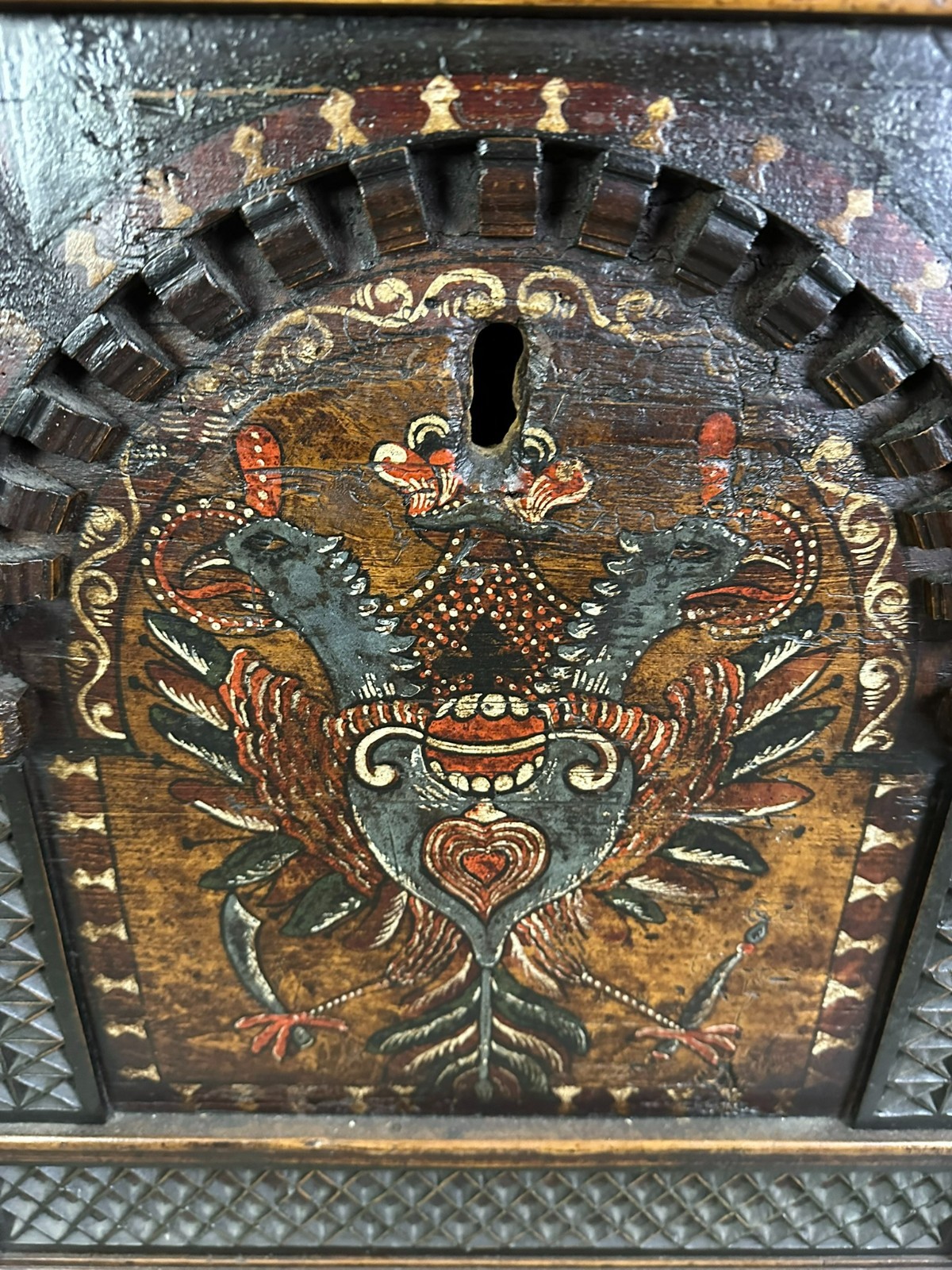 ANTIKE ALPBACHTALER TRUHE SOCKELTRUHE 1753 WEICHHOLZ BEMALT DOPPELKOPFADLER – Bild 12