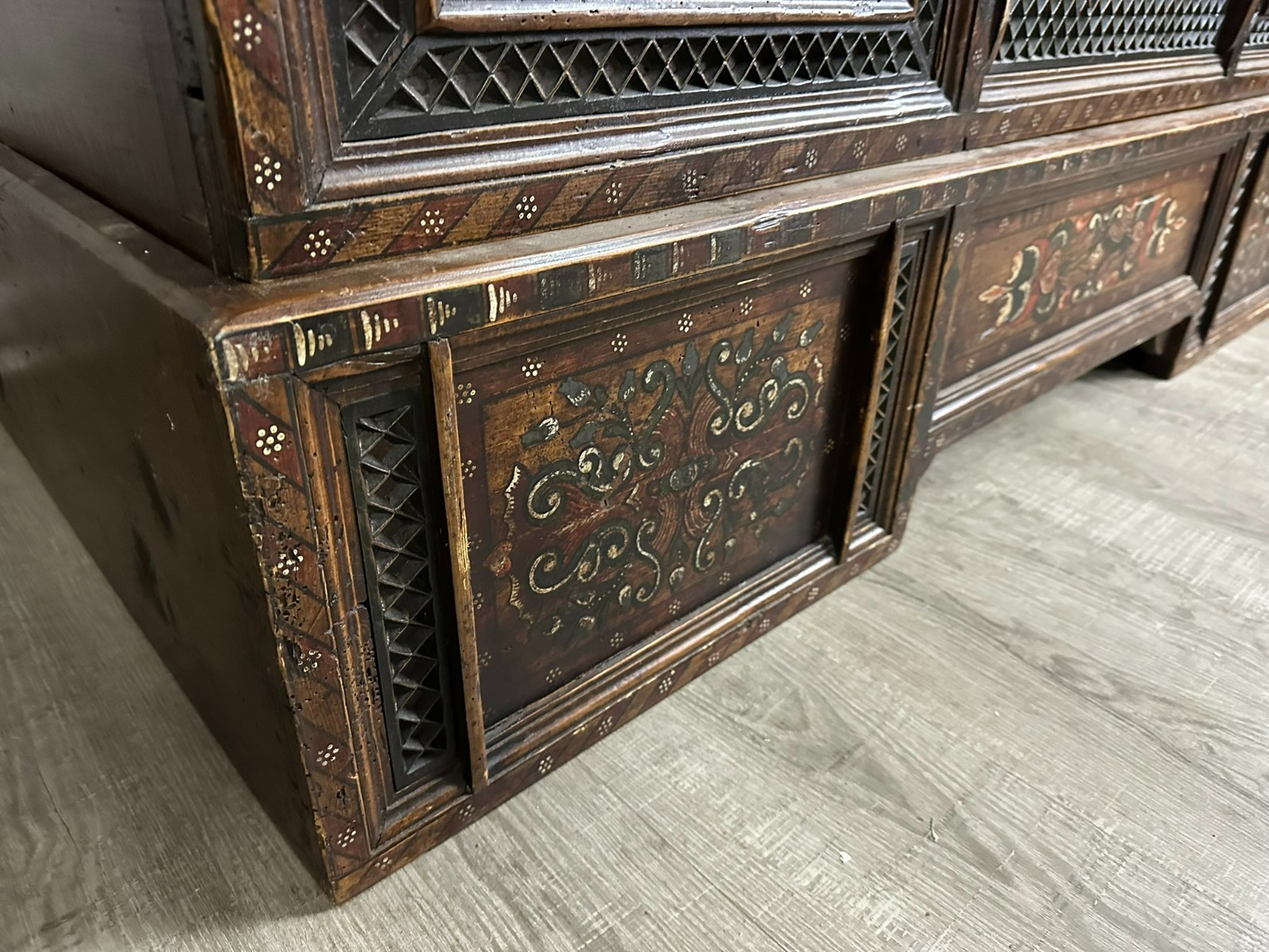 ANTIKE ALPBACHTALER TRUHE SOCKELTRUHE 1753 WEICHHOLZ BEMALT DOPPELKOPFADLER – Bild 16