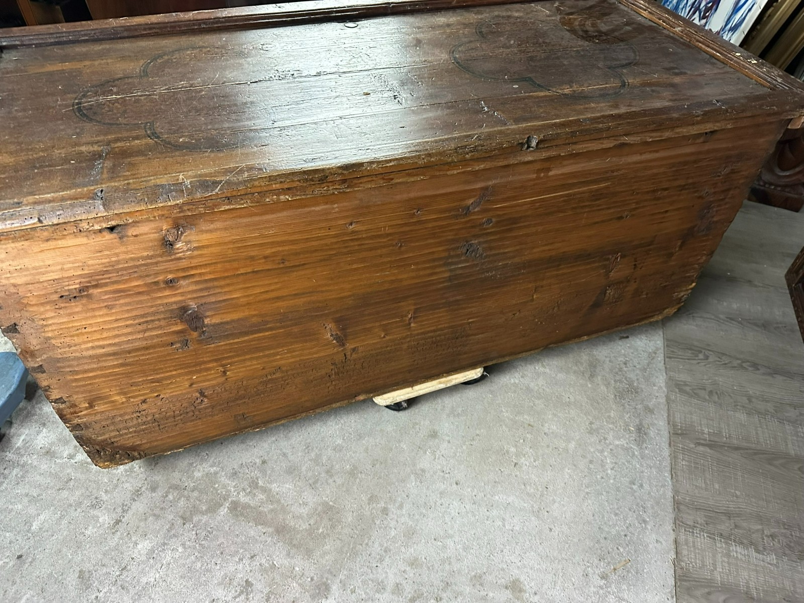 ANTIKE ALPBACHTALER TRUHE SOCKELTRUHE 1753 WEICHHOLZ BEMALT DOPPELKOPFADLER – Bild 17