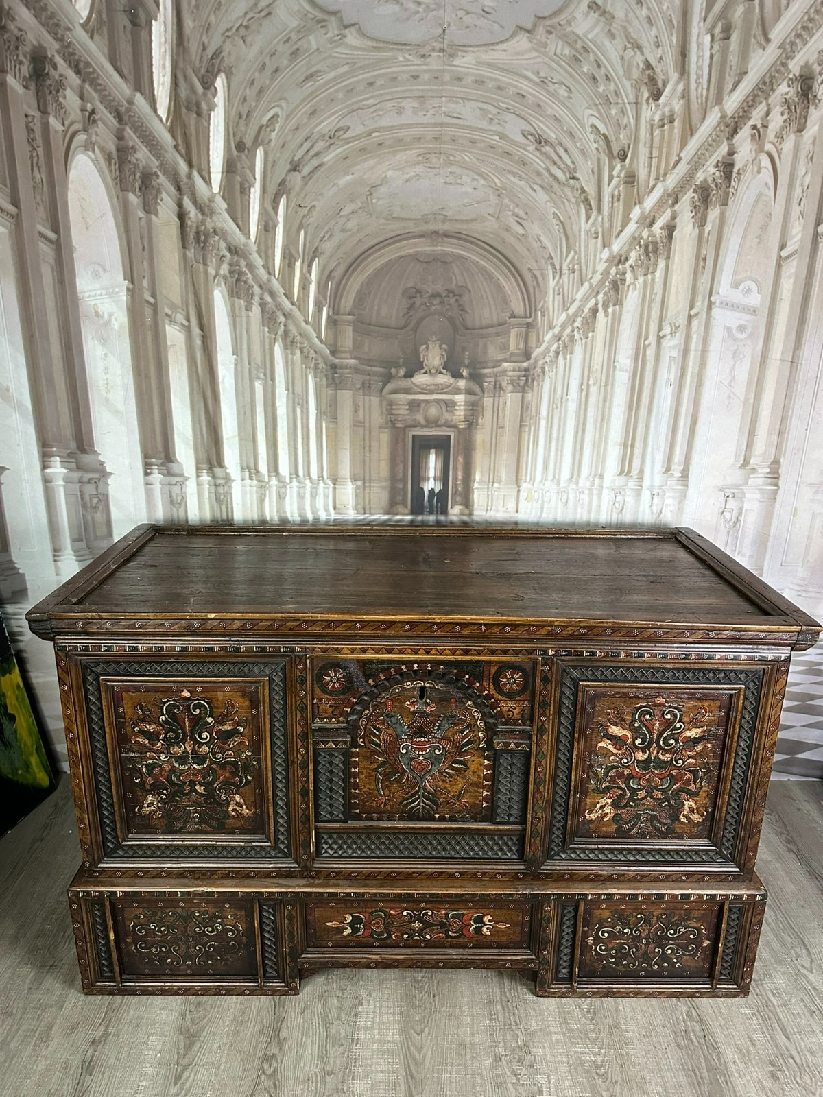 ANTIKE ALPBACHTALER TRUHE SOCKELTRUHE 1753 WEICHHOLZ BEMALT DOPPELKOPFADLER – Bild 3