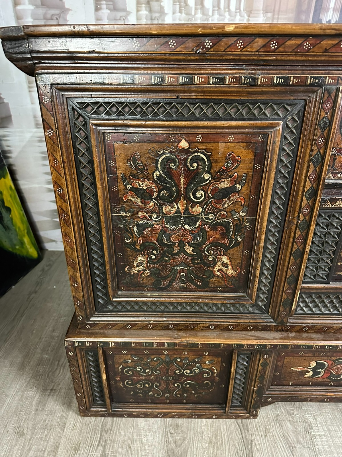 ANTIKE ALPBACHTALER TRUHE SOCKELTRUHE 1753 WEICHHOLZ BEMALT DOPPELKOPFADLER – Bild 4