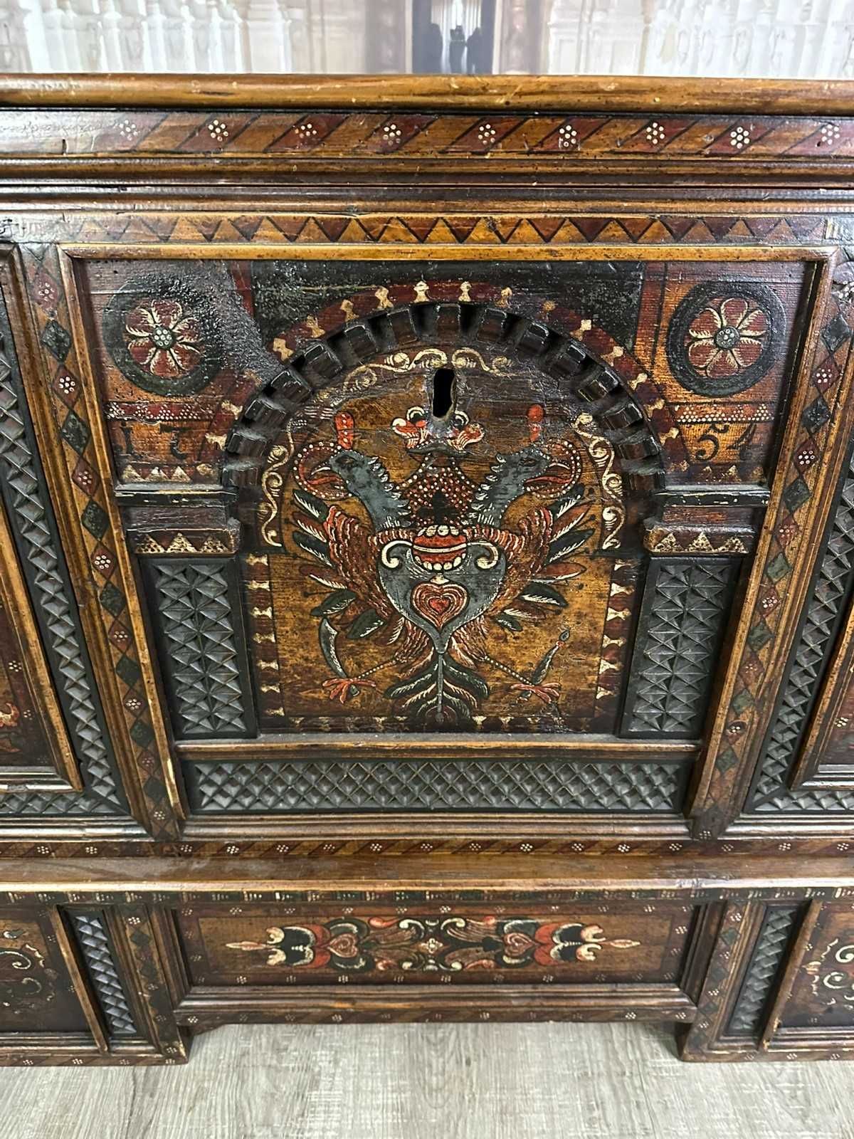 ANTIKE ALPBACHTALER TRUHE SOCKELTRUHE 1753 WEICHHOLZ BEMALT DOPPELKOPFADLER – Bild 6