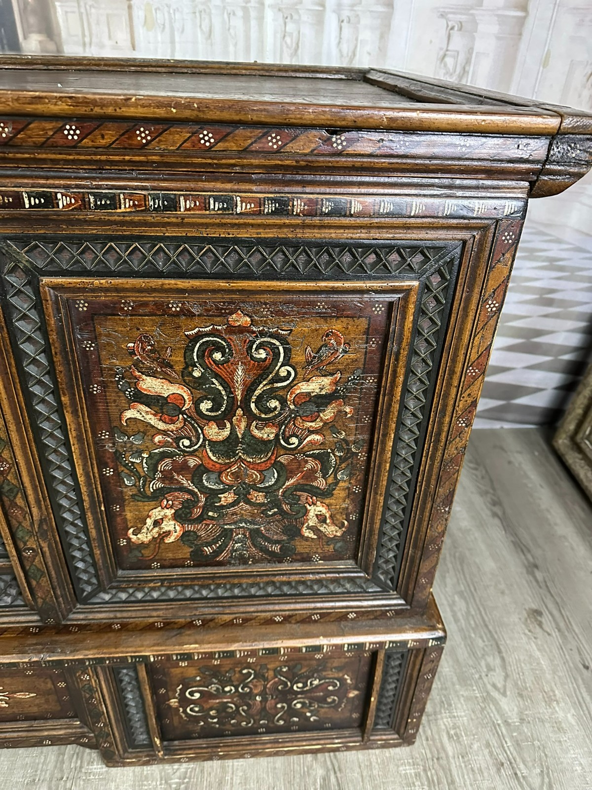 ANTIKE ALPBACHTALER TRUHE SOCKELTRUHE 1753 WEICHHOLZ BEMALT DOPPELKOPFADLER – Bild 7