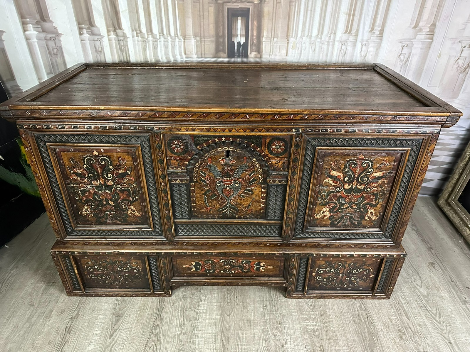 ANTIKE ALPBACHTALER TRUHE SOCKELTRUHE 1753 WEICHHOLZ BEMALT DOPPELKOPFADLER