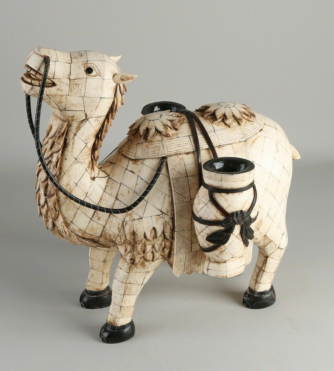 SKULPTUR KAMEL MIT ZWEI WASSERGEFÄSSEN OBERFLÄCHE AUS BEIN GEARBEITET