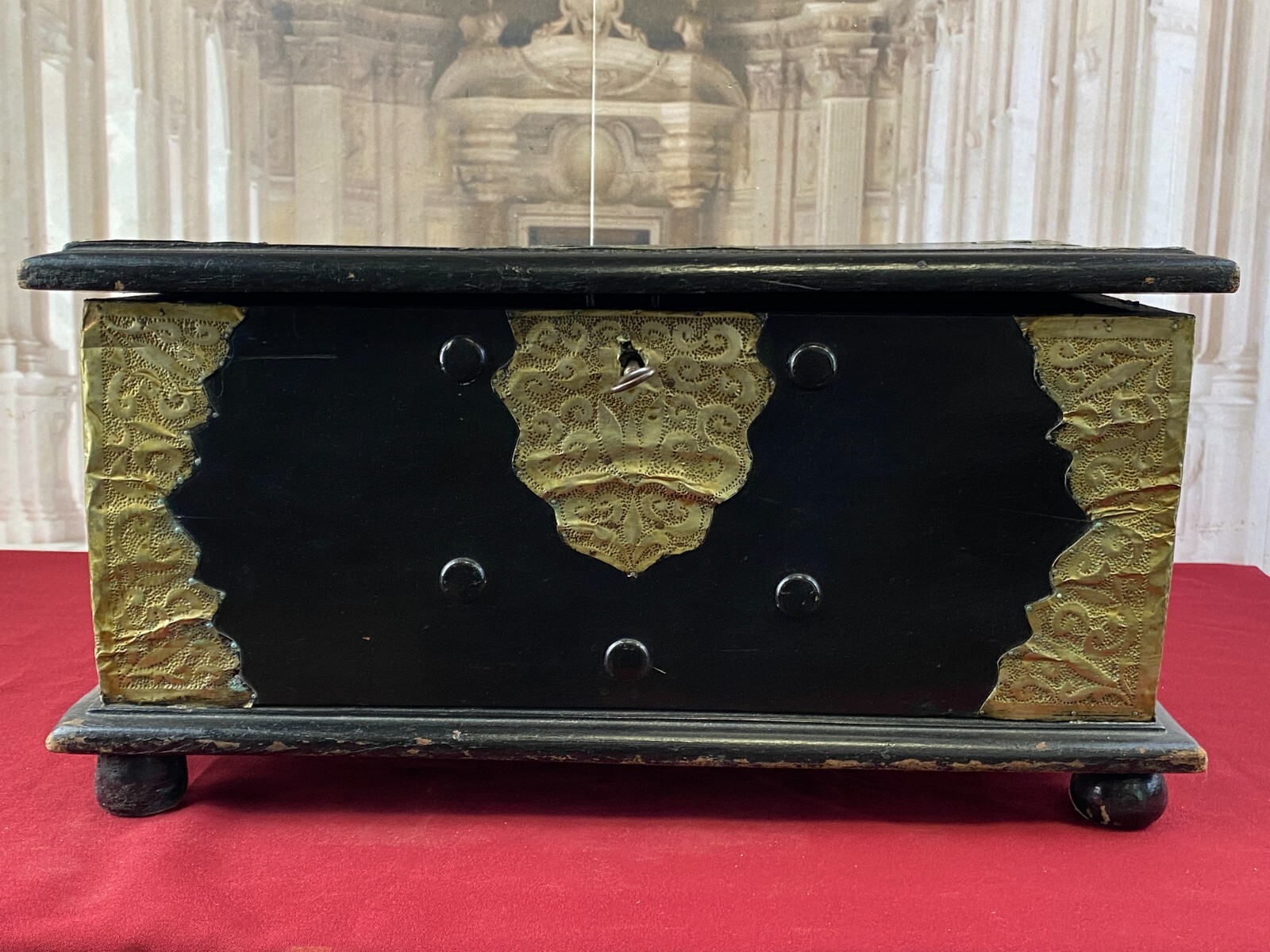 Antike Kolonial Kiste aus Holz mit Messingbeschlägen um 1880 Truhe