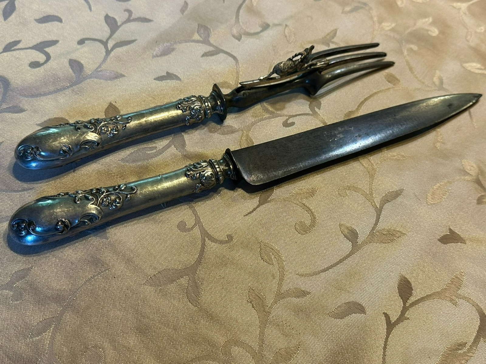 ANTIKES VORLEGEBESTECK MESSER UND GABEL MIT HIRSCH GRIFFE AUS SILBER