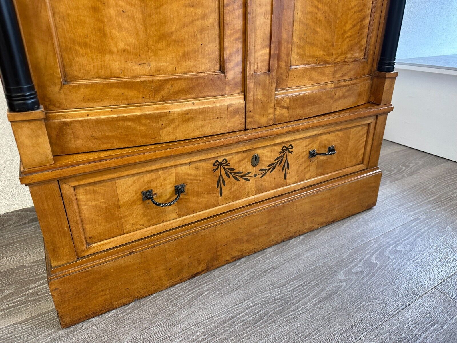 ANTIKER JUGENDSTIL SCHRANK UM 1910 MIT VITRINE KIRSCHHOLZ FURNIERT – Bild 13