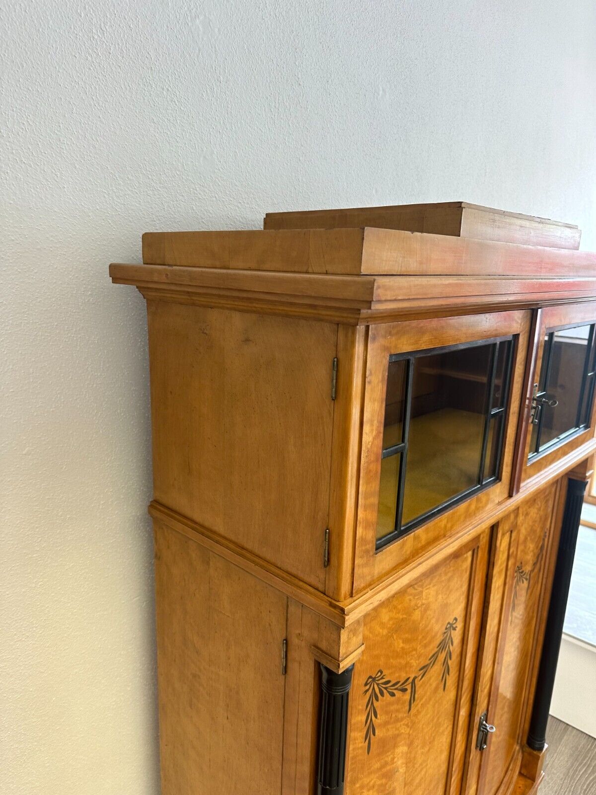 ANTIKER JUGENDSTIL SCHRANK UM 1910 MIT VITRINE KIRSCHHOLZ FURNIERT – Bild 14