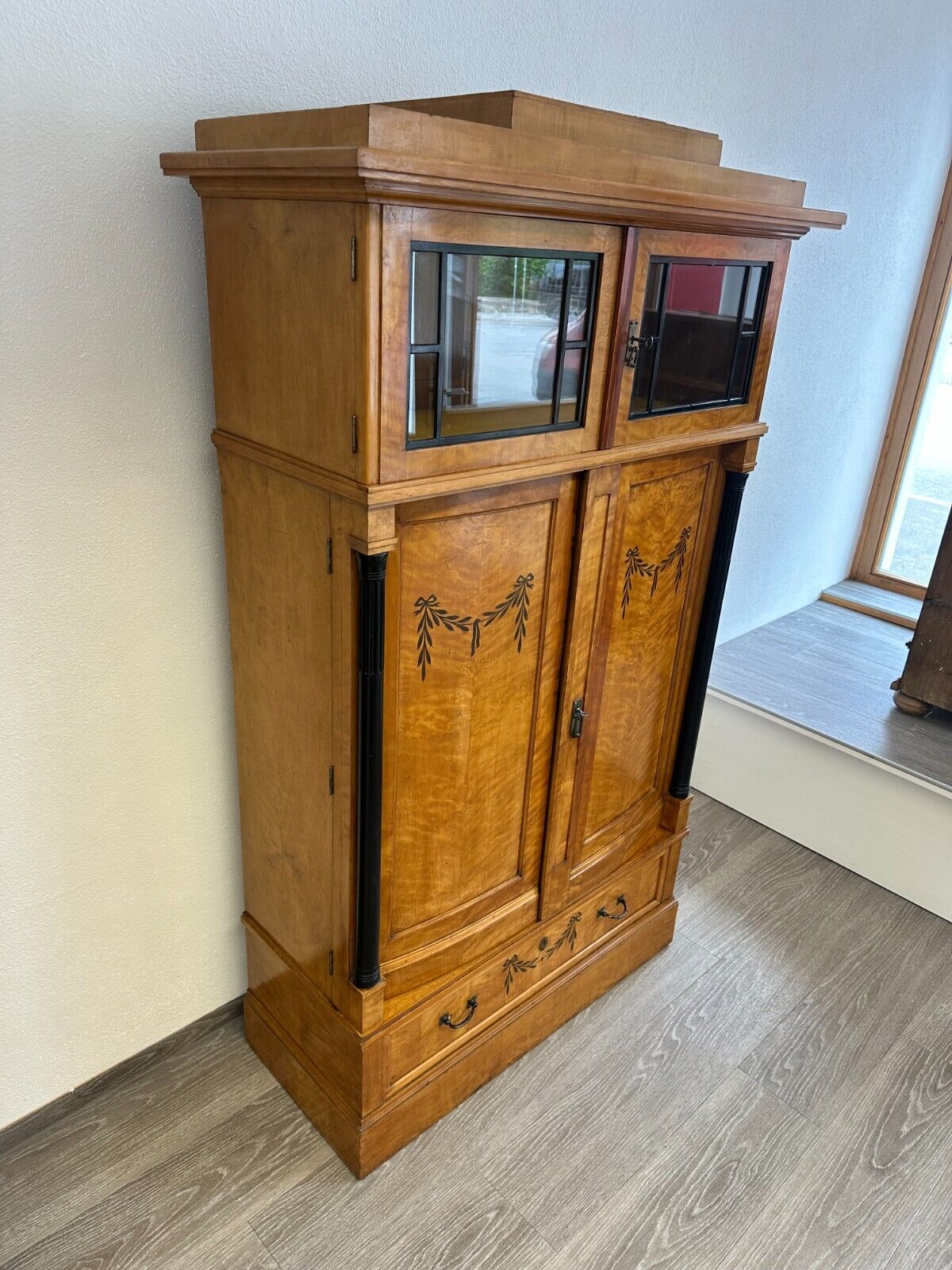 ANTIKER JUGENDSTIL SCHRANK UM 1910 MIT VITRINE KIRSCHHOLZ FURNIERT – Bild 3