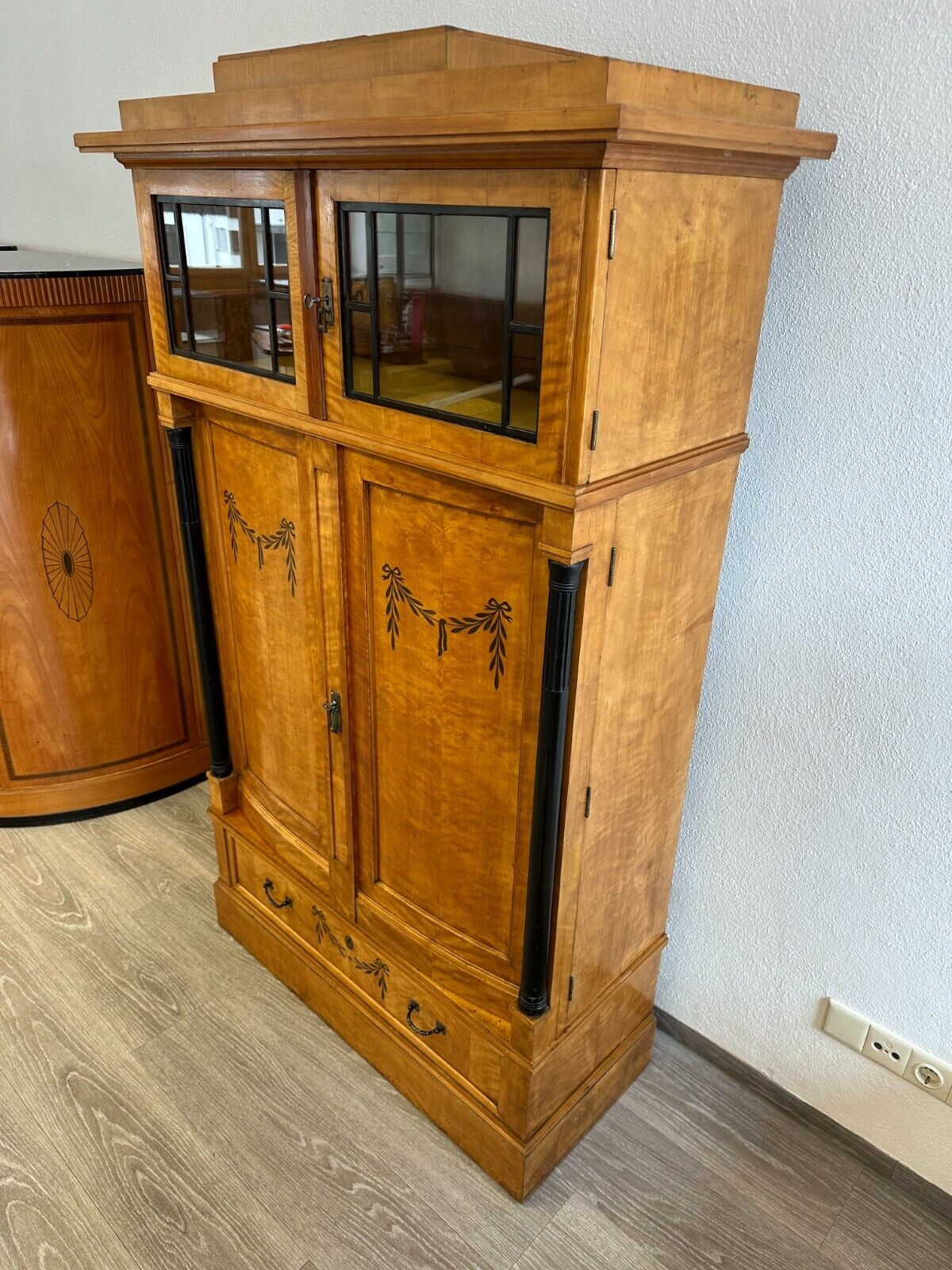 ANTIKER JUGENDSTIL SCHRANK UM 1910 MIT VITRINE KIRSCHHOLZ FURNIERT – Bild 4