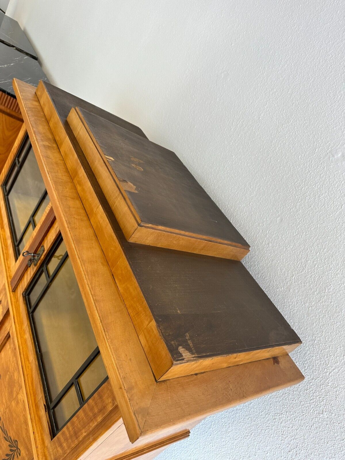 ANTIKER JUGENDSTIL SCHRANK UM 1910 MIT VITRINE KIRSCHHOLZ FURNIERT – Bild 6