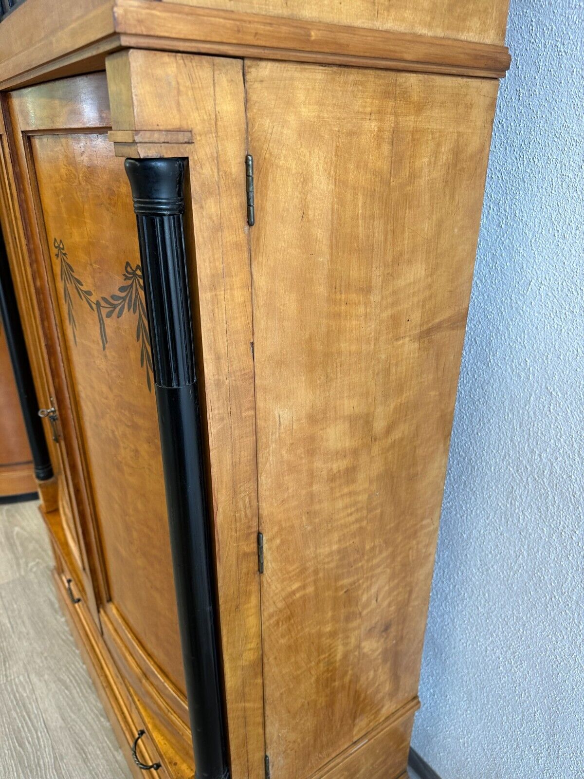 ANTIKER JUGENDSTIL SCHRANK UM 1910 MIT VITRINE KIRSCHHOLZ FURNIERT – Bild 7