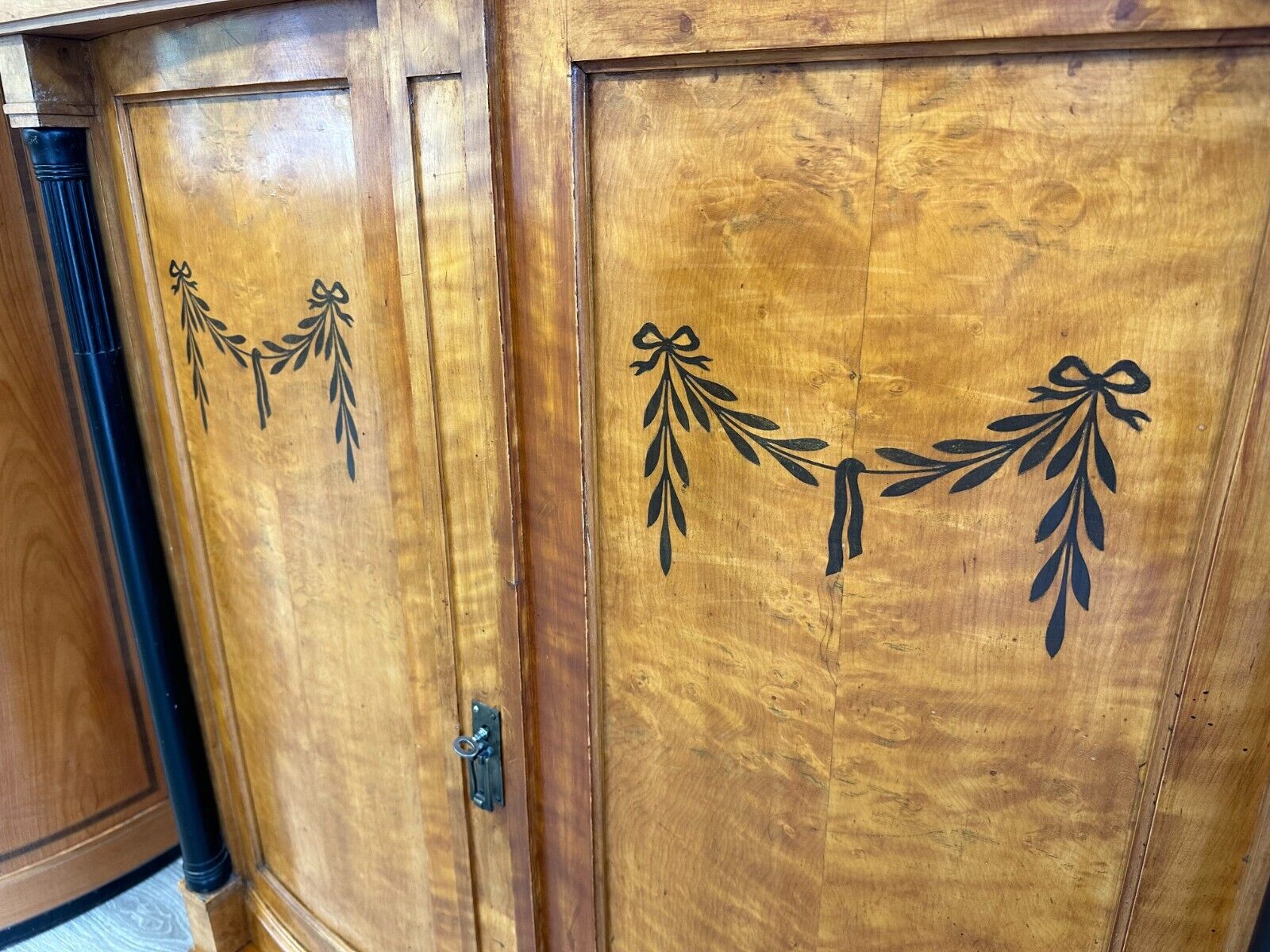 ANTIKER JUGENDSTIL SCHRANK UM 1910 MIT VITRINE KIRSCHHOLZ FURNIERT – Bild 9